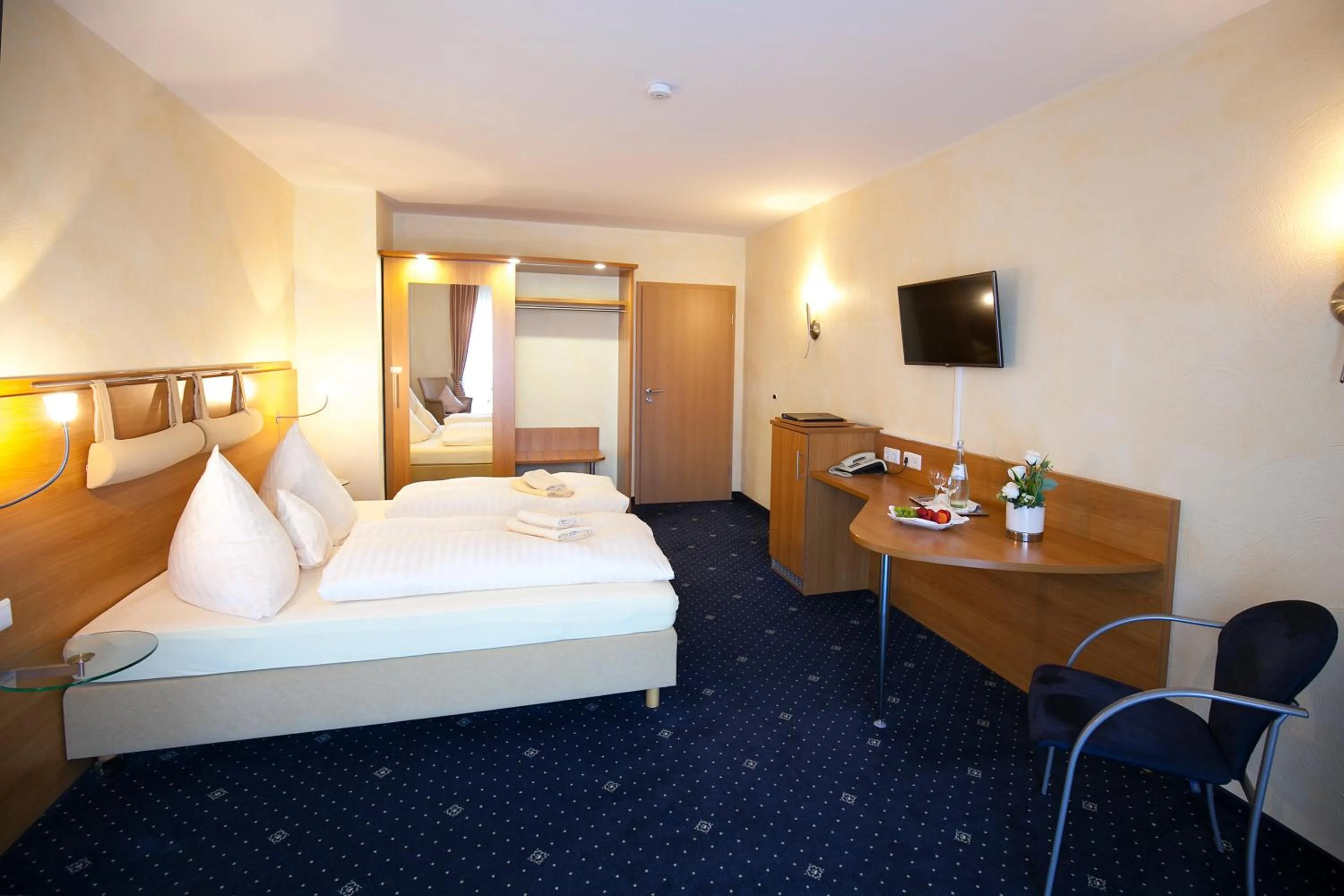 Photo of the whole room, Bed in Landgasthof-Hotel Zum Steverstrand