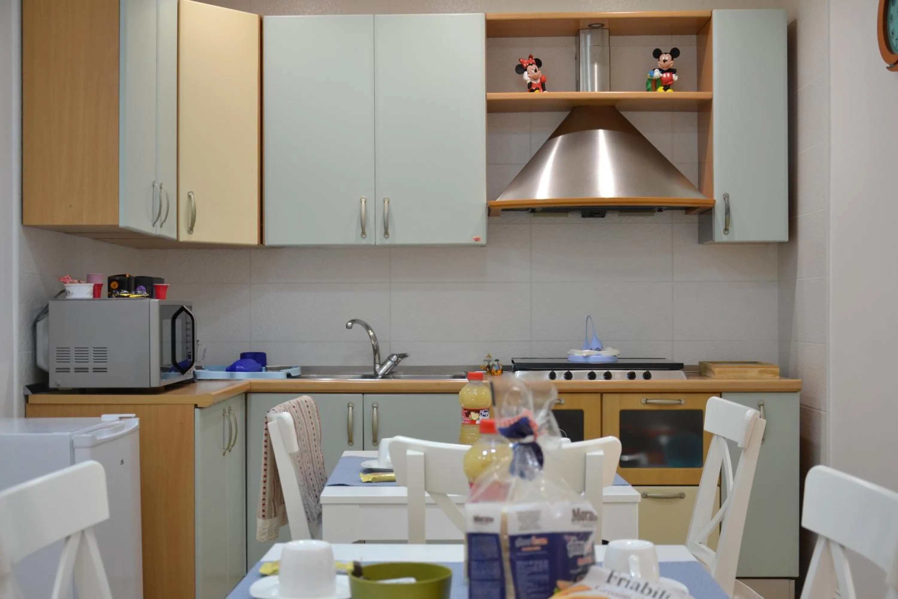 Communal kitchen in B&B Coffee and City Pompei