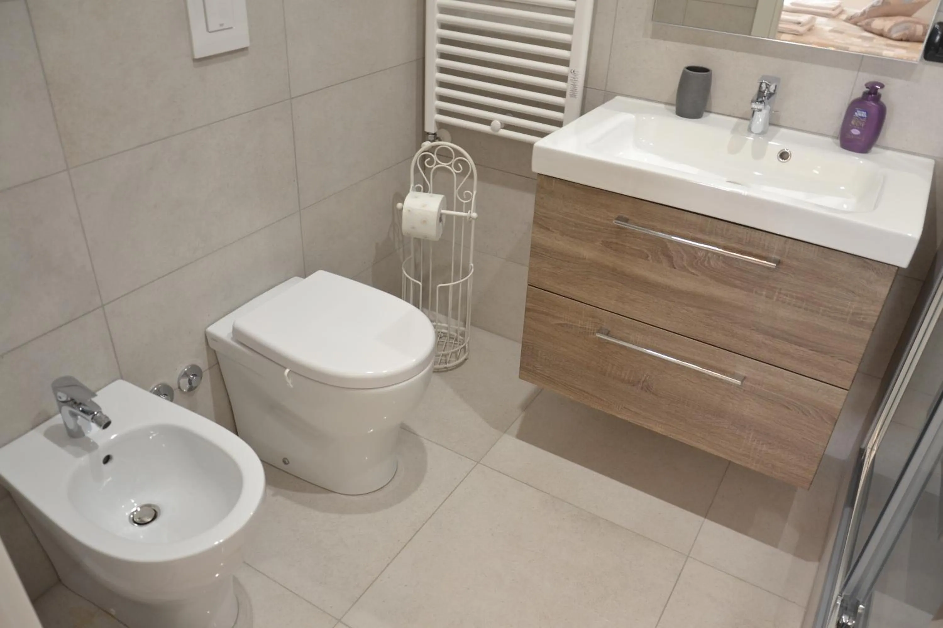 Shower in B&B Coffee and City Pompei