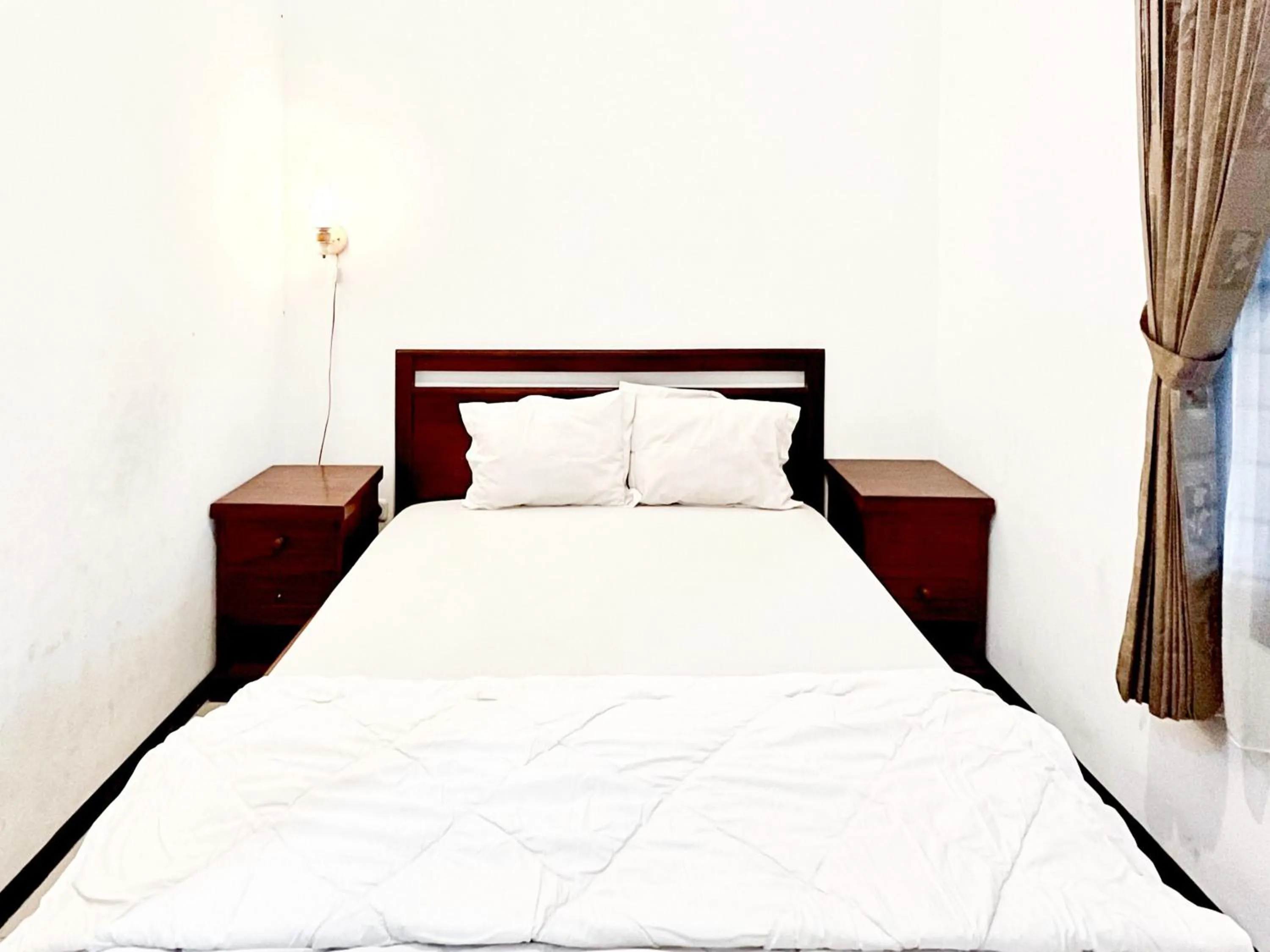 Bedroom, Bed in D Maktab Syariah Mitra RedDoorz Malang