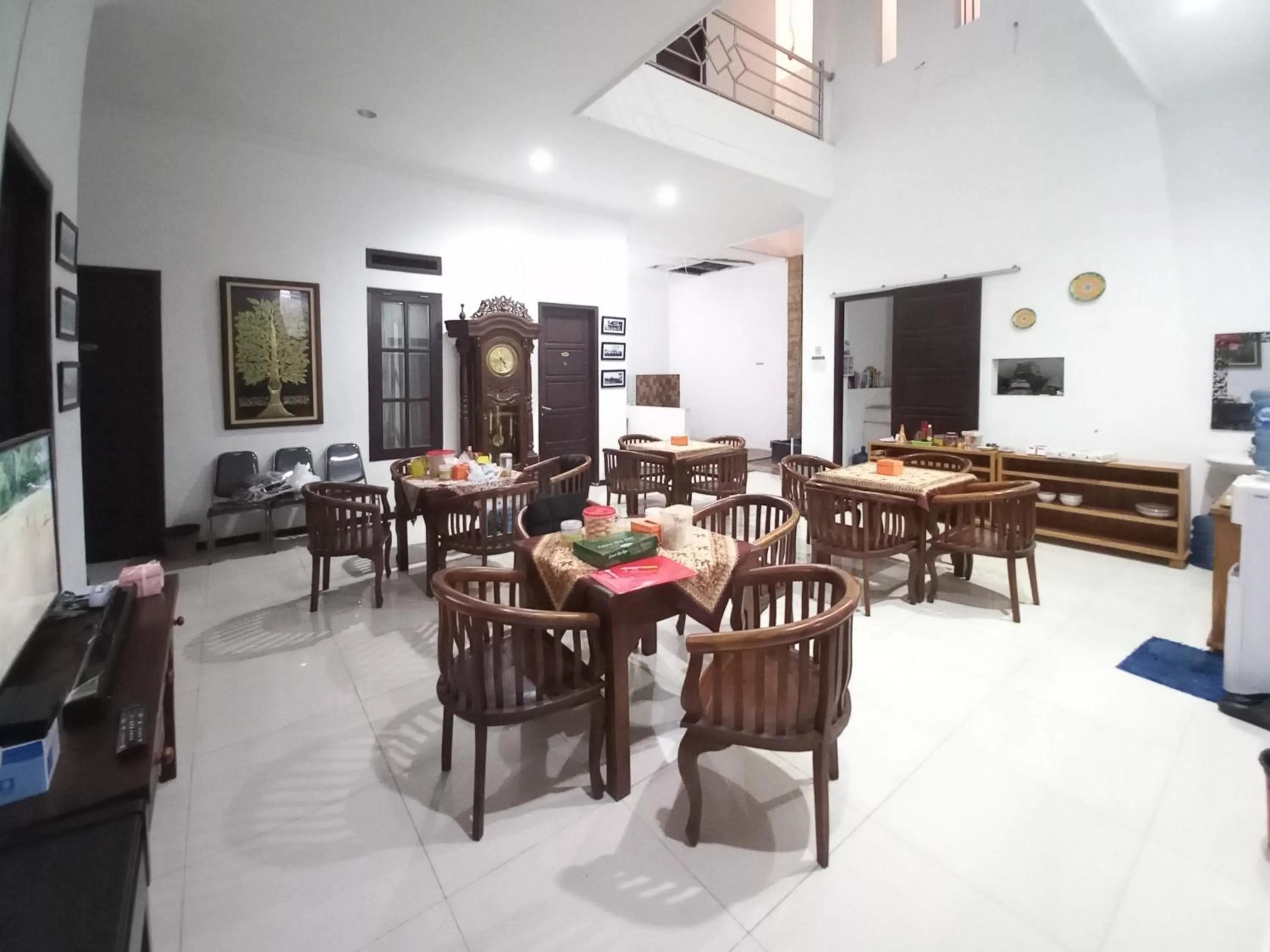 Seating area in D Maktab Syariah Mitra RedDoorz Malang