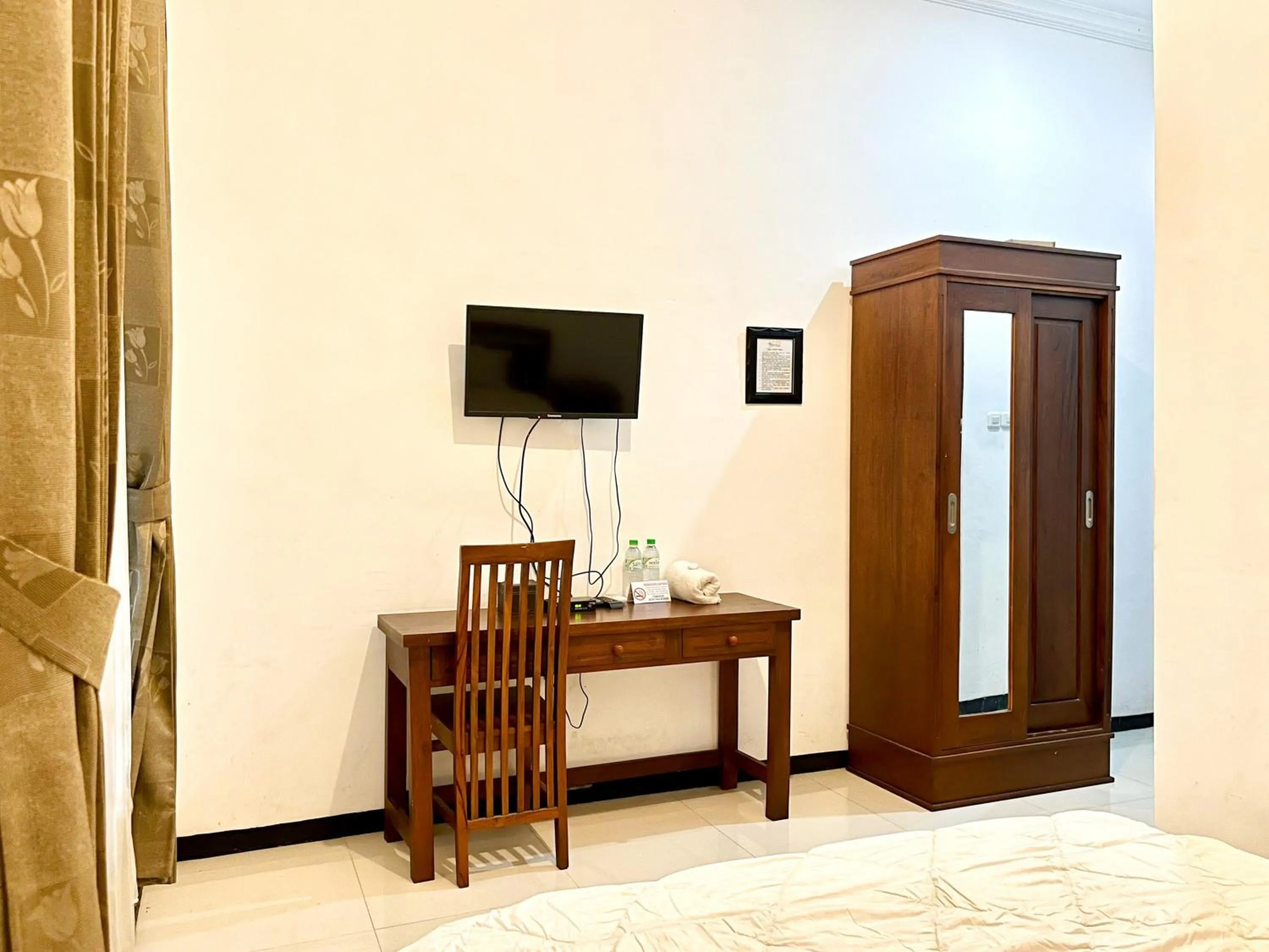 Bedroom, Bed in D Maktab Syariah Mitra RedDoorz Malang