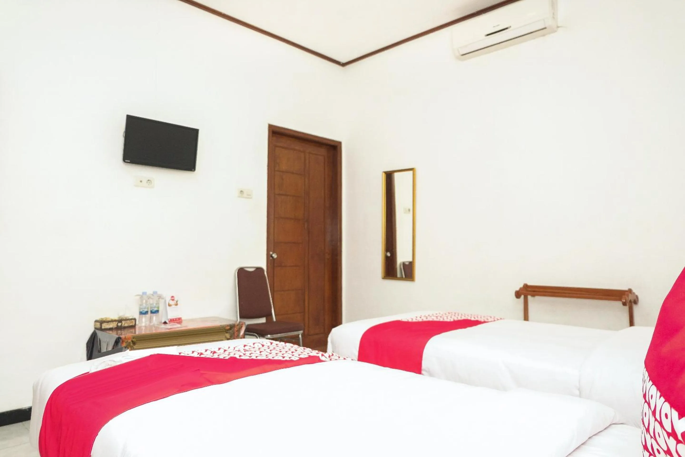 Bedroom in Hotel O Loesje Guest House Syariah