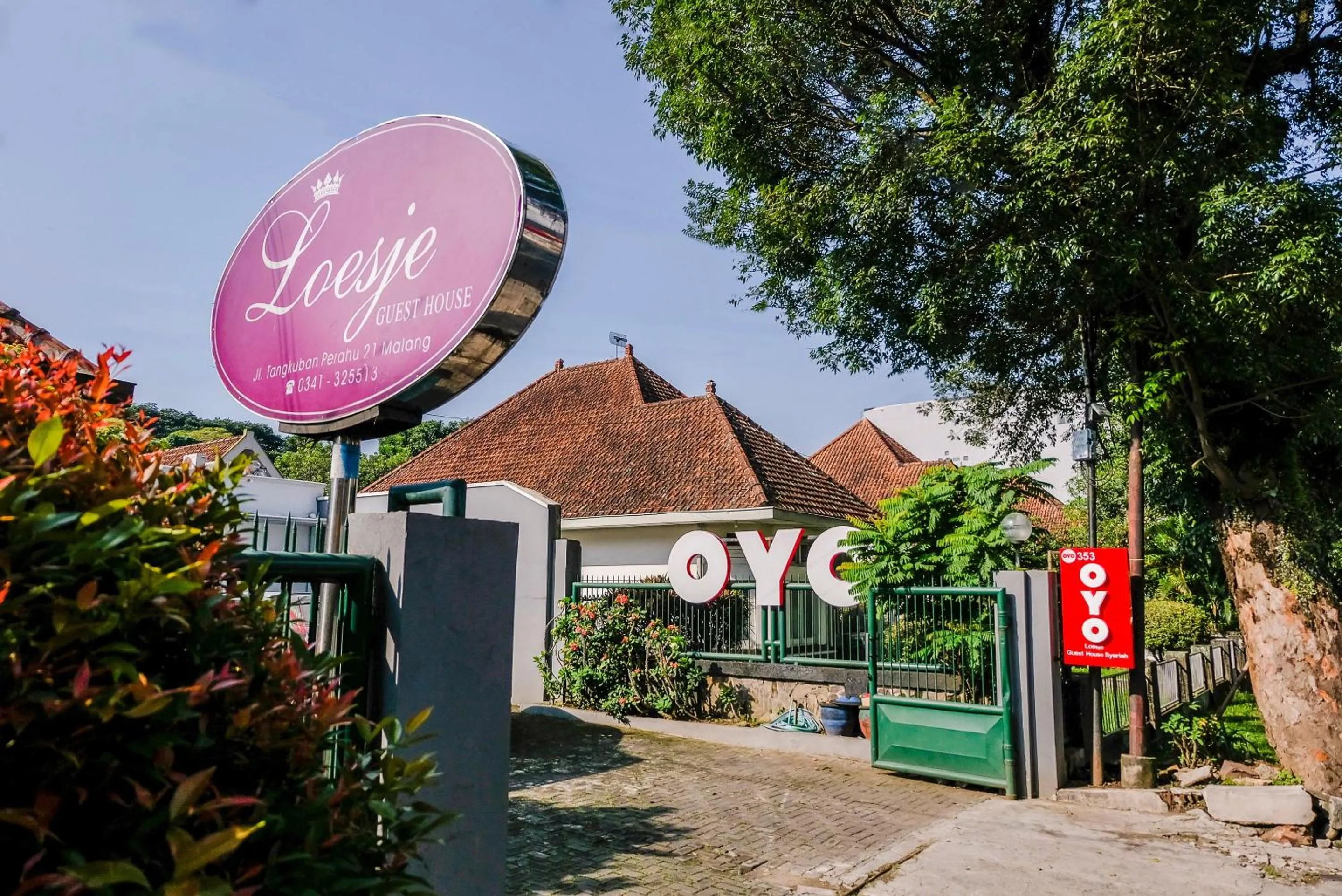 Facade/entrance in Hotel O Loesje Guest House Syariah