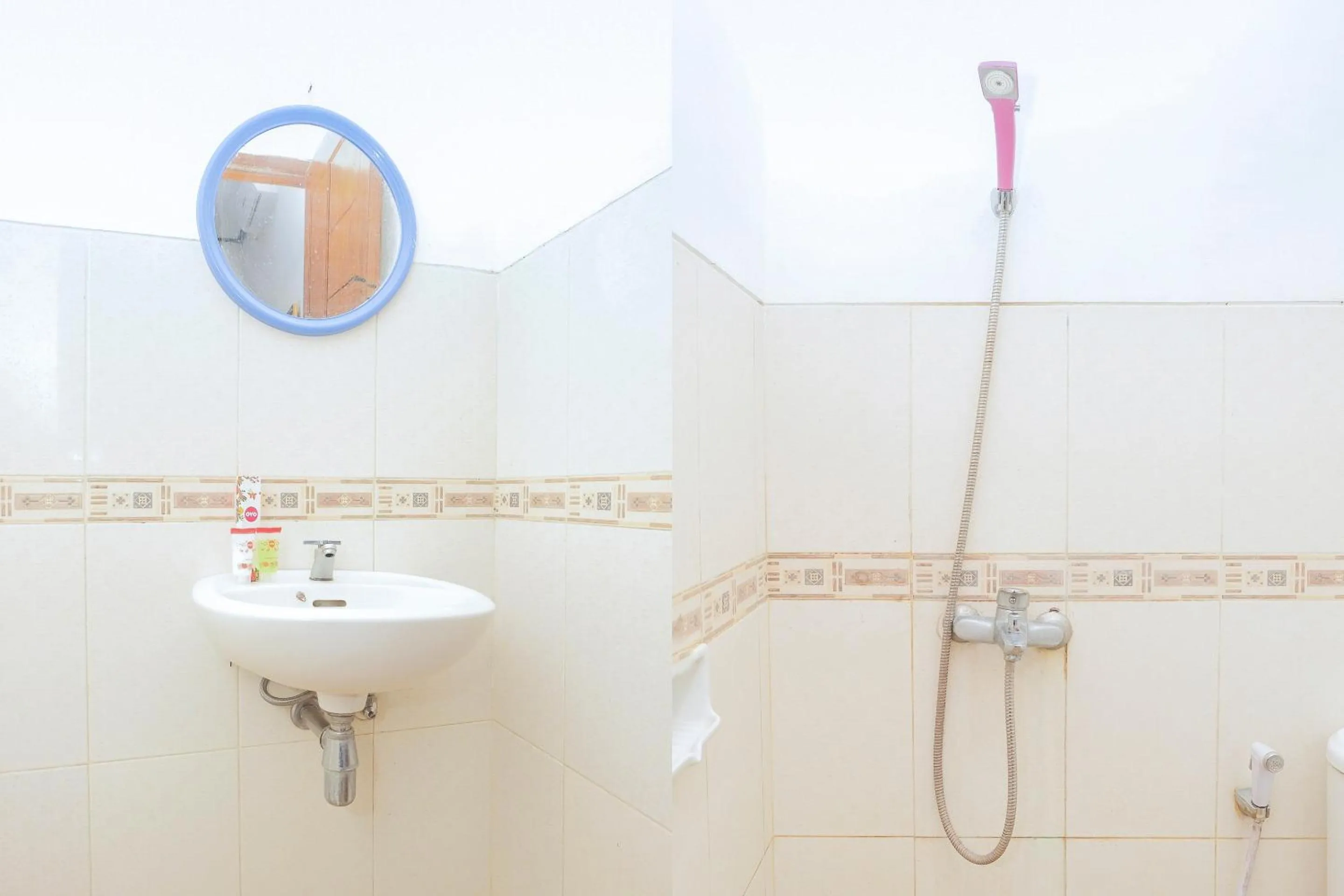 Bathroom in Hotel O Loesje Guest House Syariah