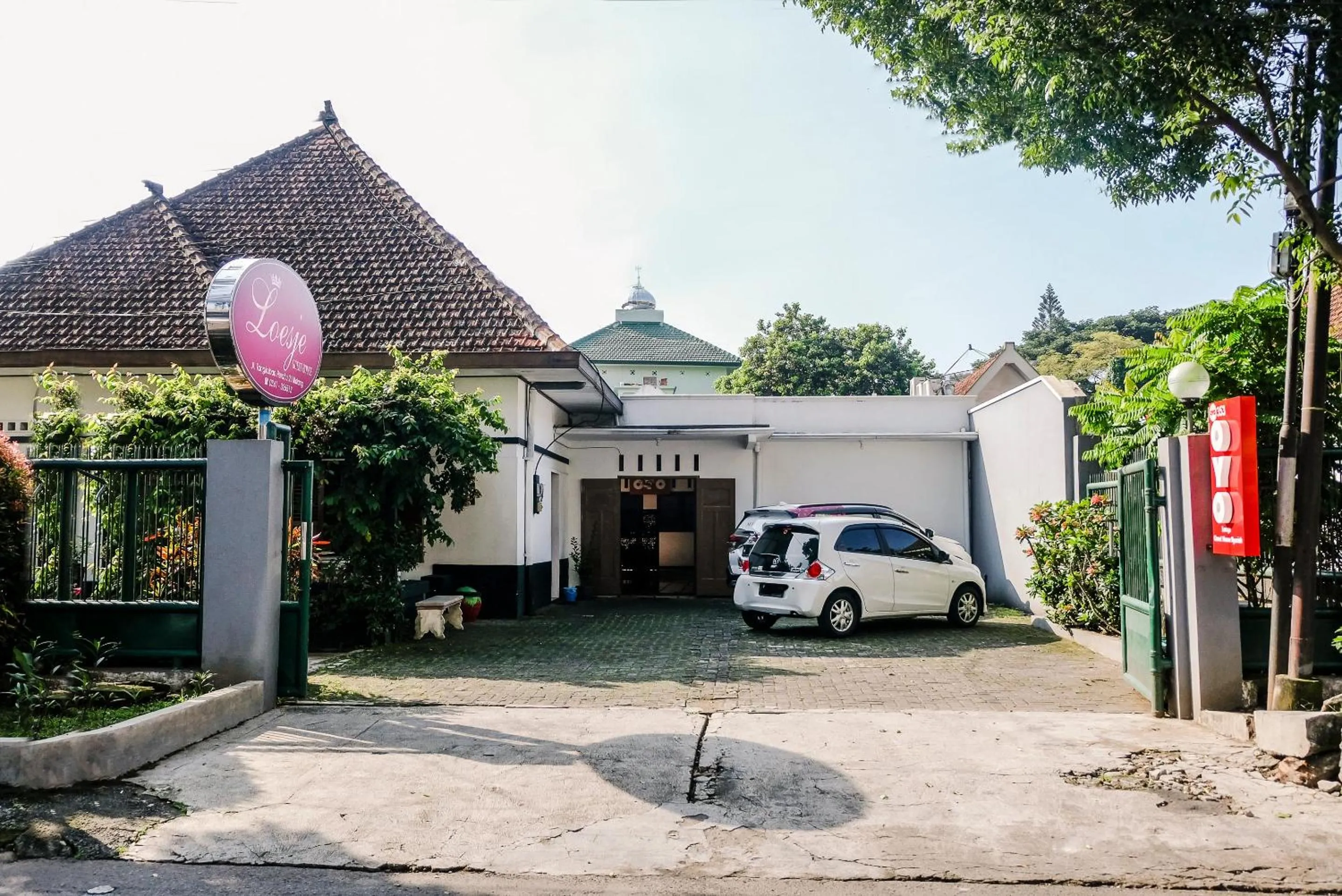 Facade/entrance in Hotel O Loesje Guest House Syariah