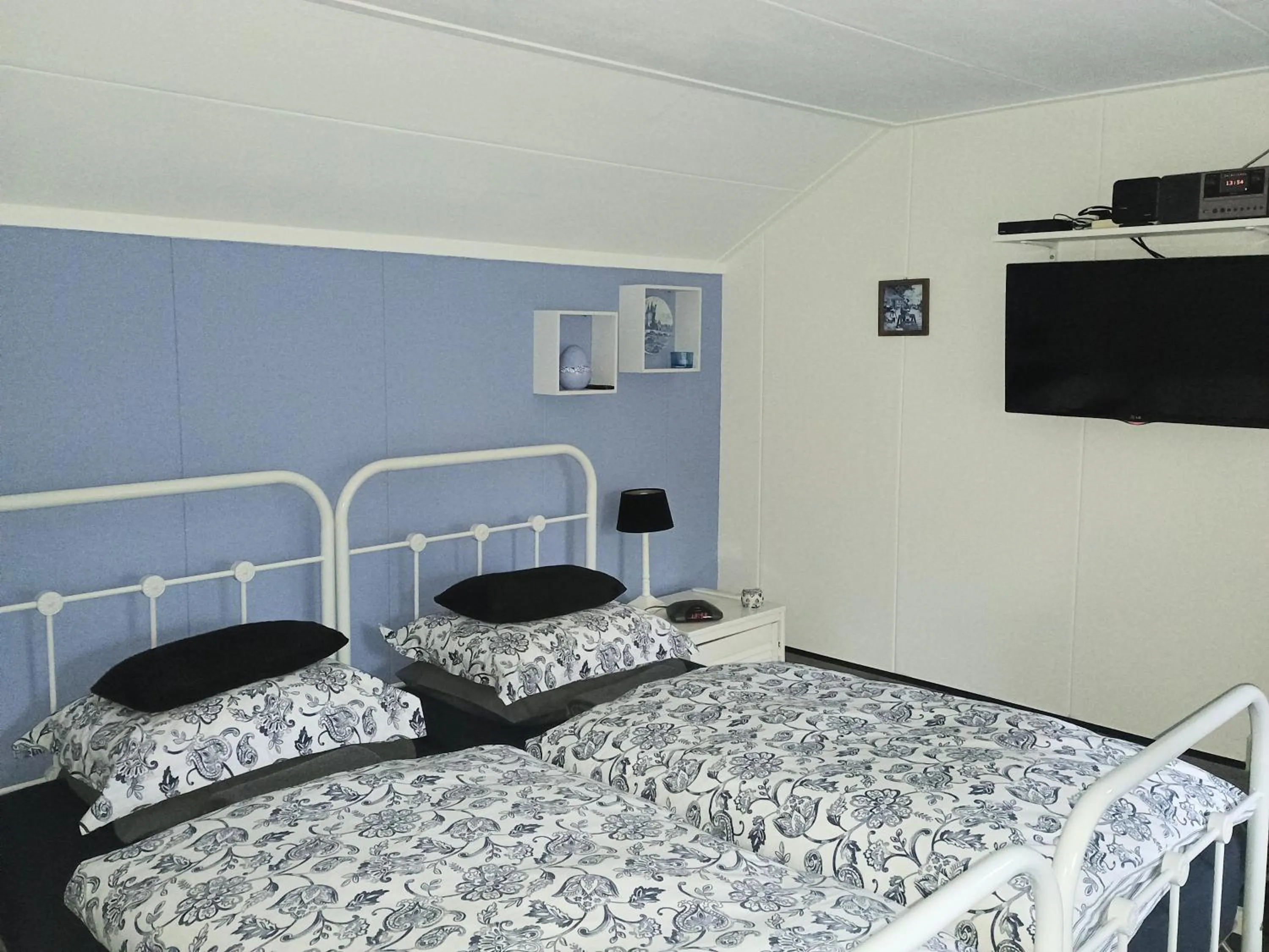 Bed in Prive tuinhuis B&B Elly