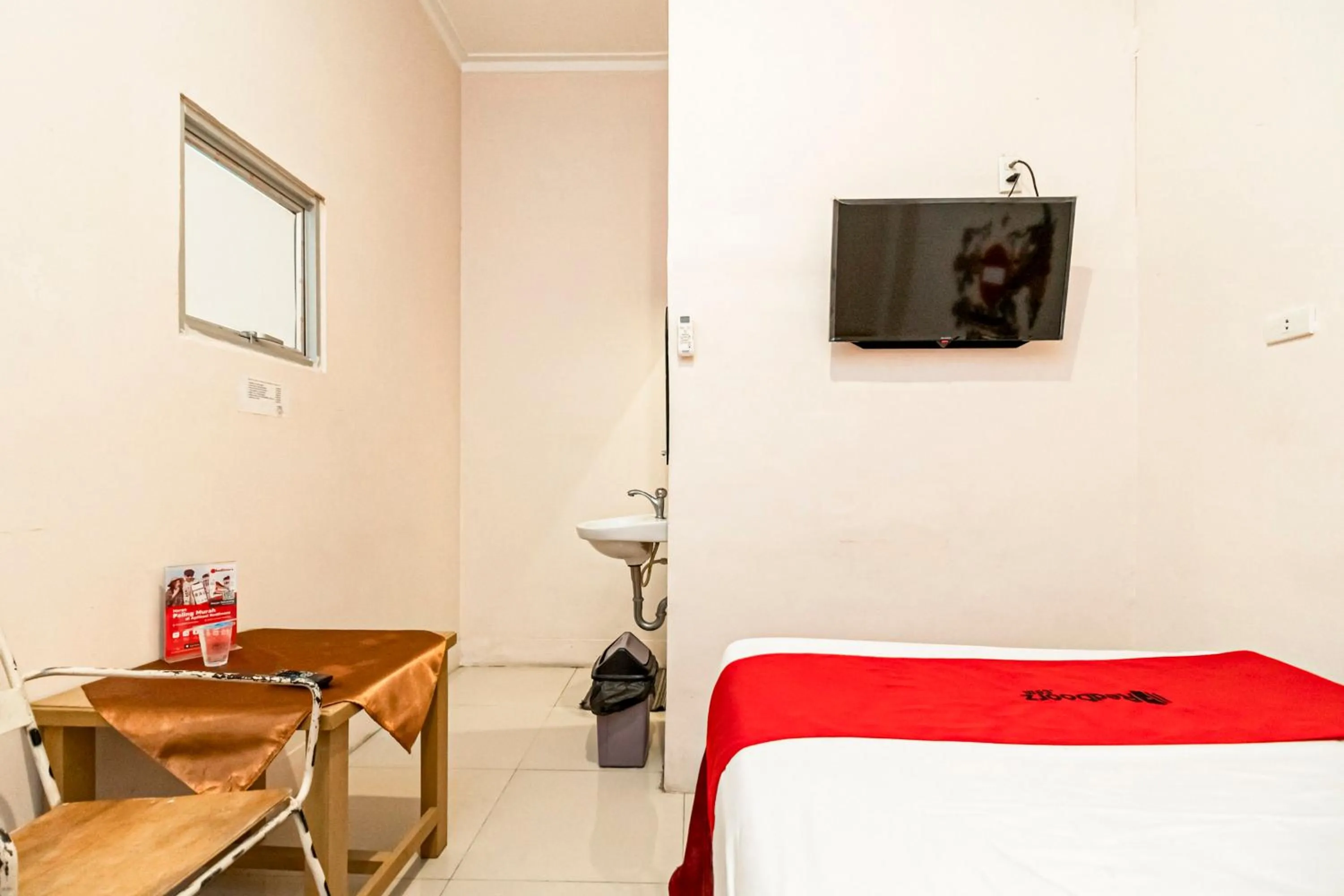 Bedroom, Bed in RedDoorz at Fella Homestay Glugur Medan