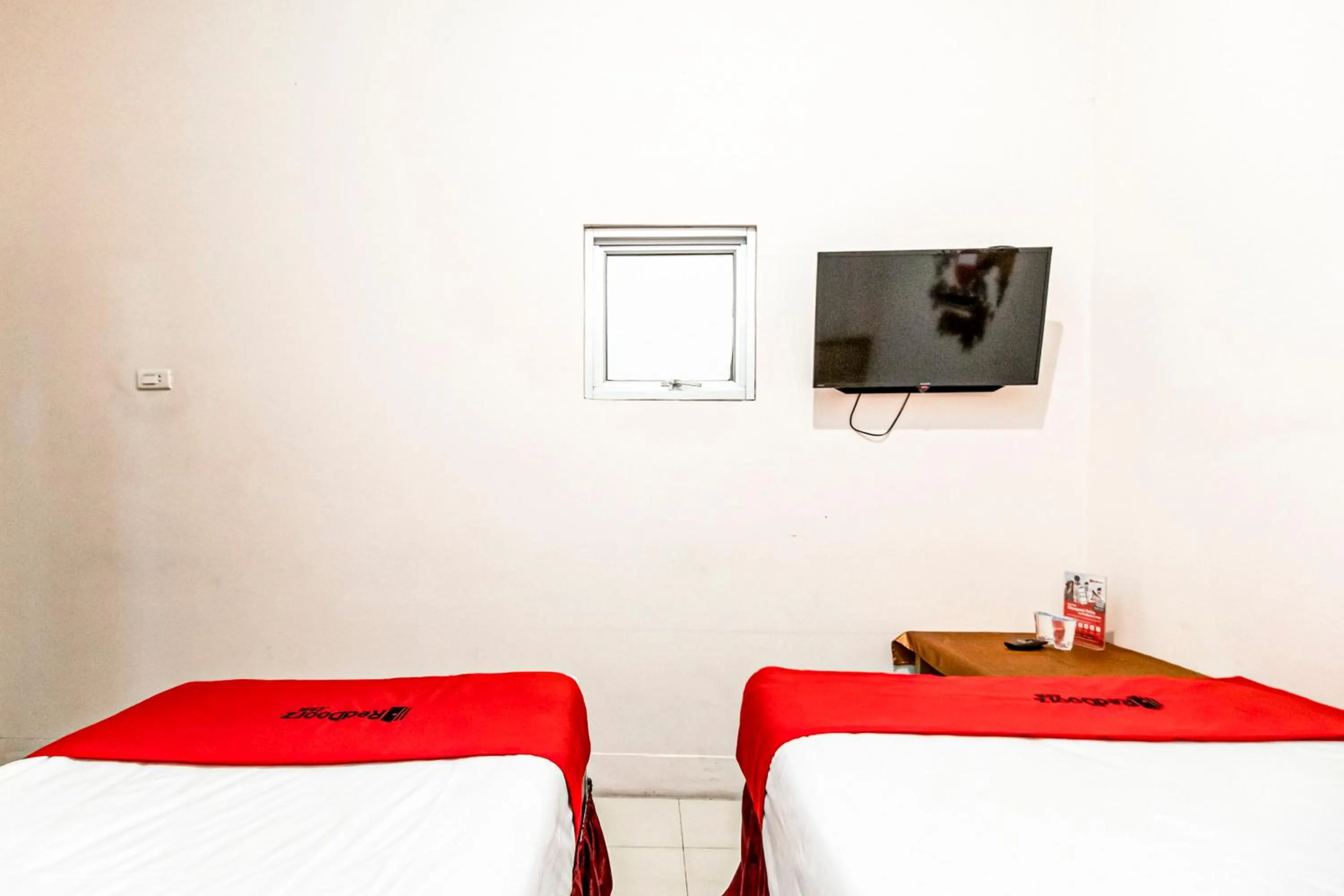 Bedroom, Bed in RedDoorz at Fella Homestay Glugur Medan