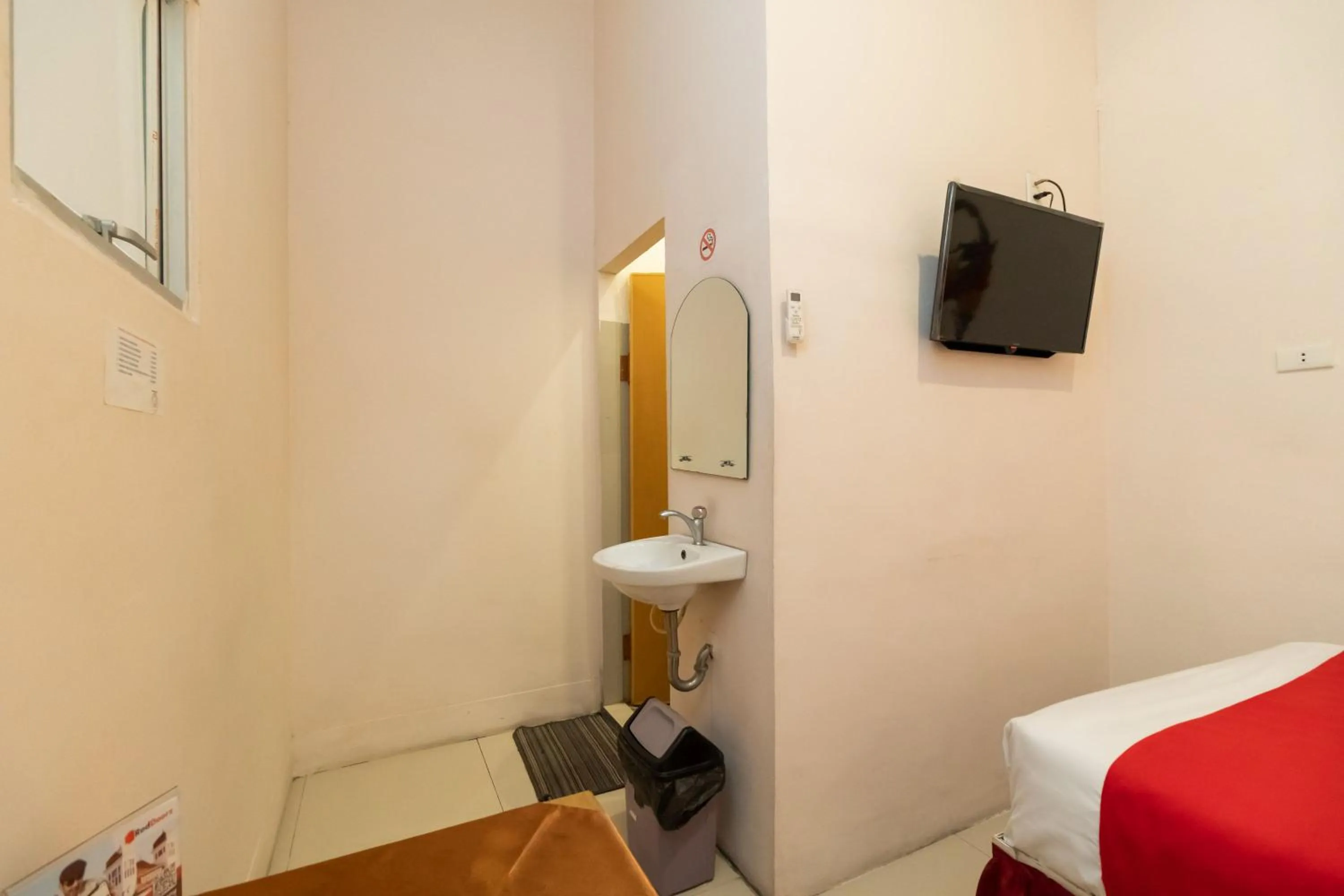 Bedroom in RedDoorz At Fella Homestay Medan