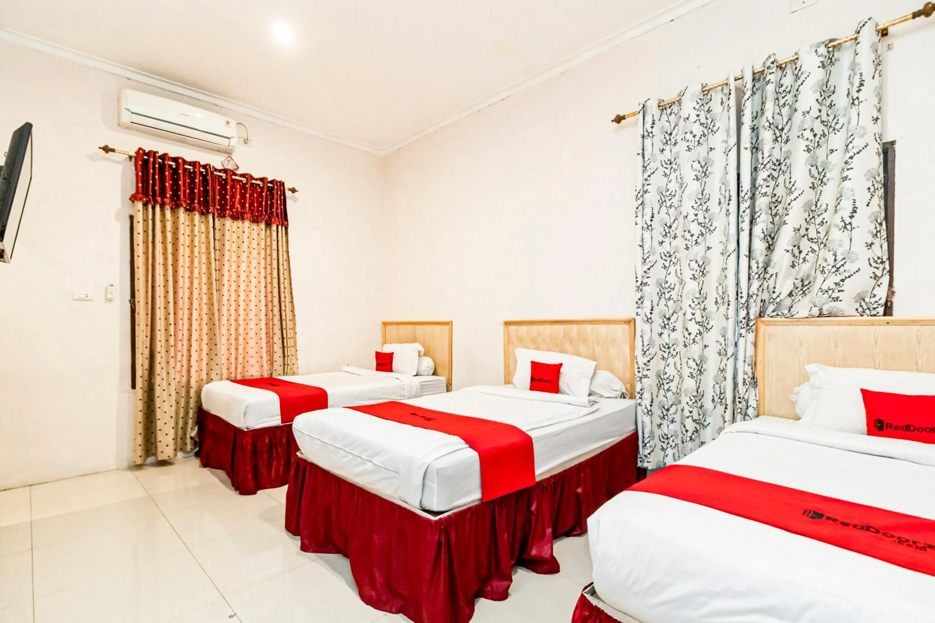 Bedroom, Bed in RedDoorz at Fella Homestay Glugur Medan