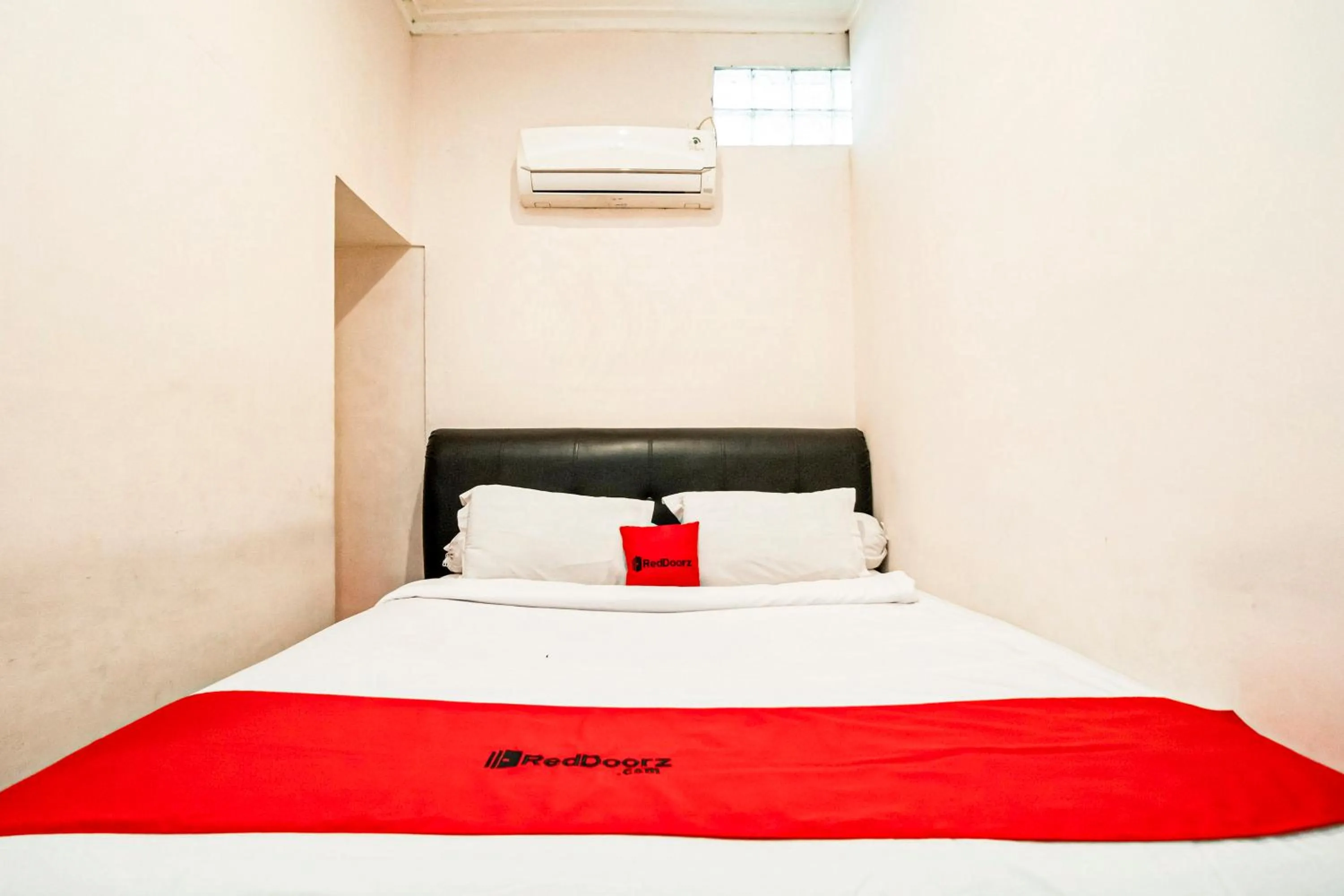 Bedroom, Bed in RedDoorz at Fella Homestay Glugur Medan