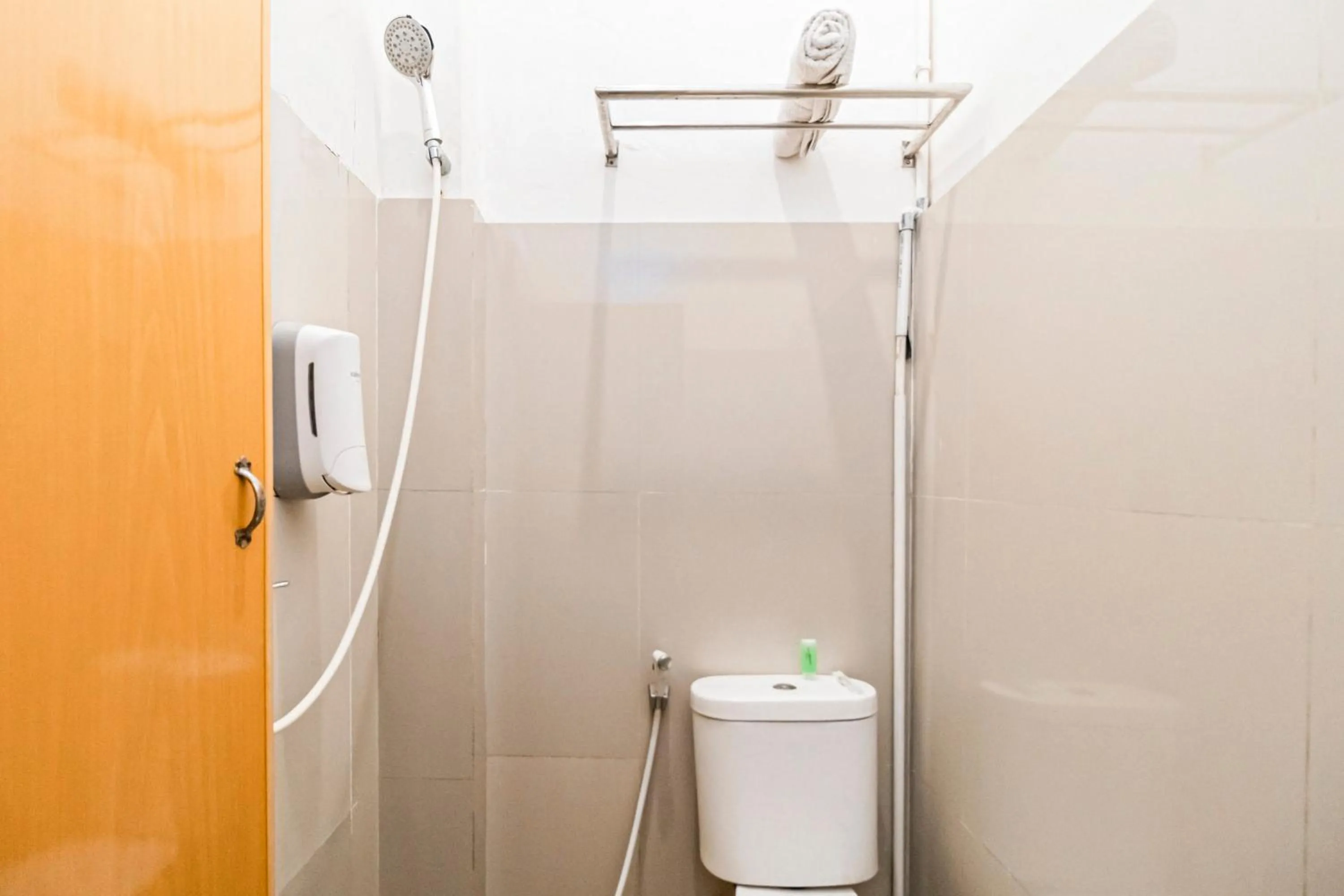 Bathroom in RedDoorz at Fella Homestay Glugur Medan