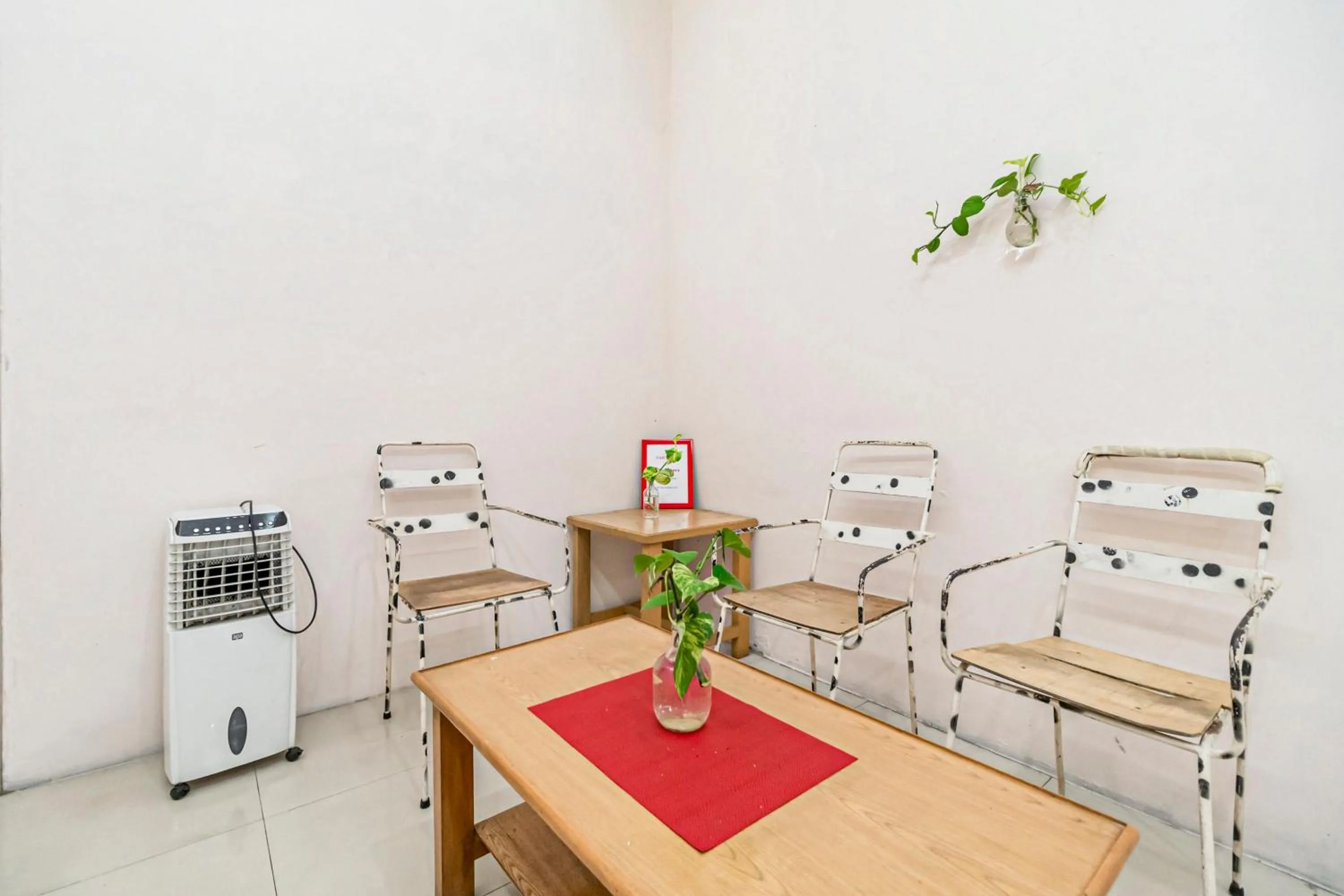 Seating area in RedDoorz at Fella Homestay Glugur Medan