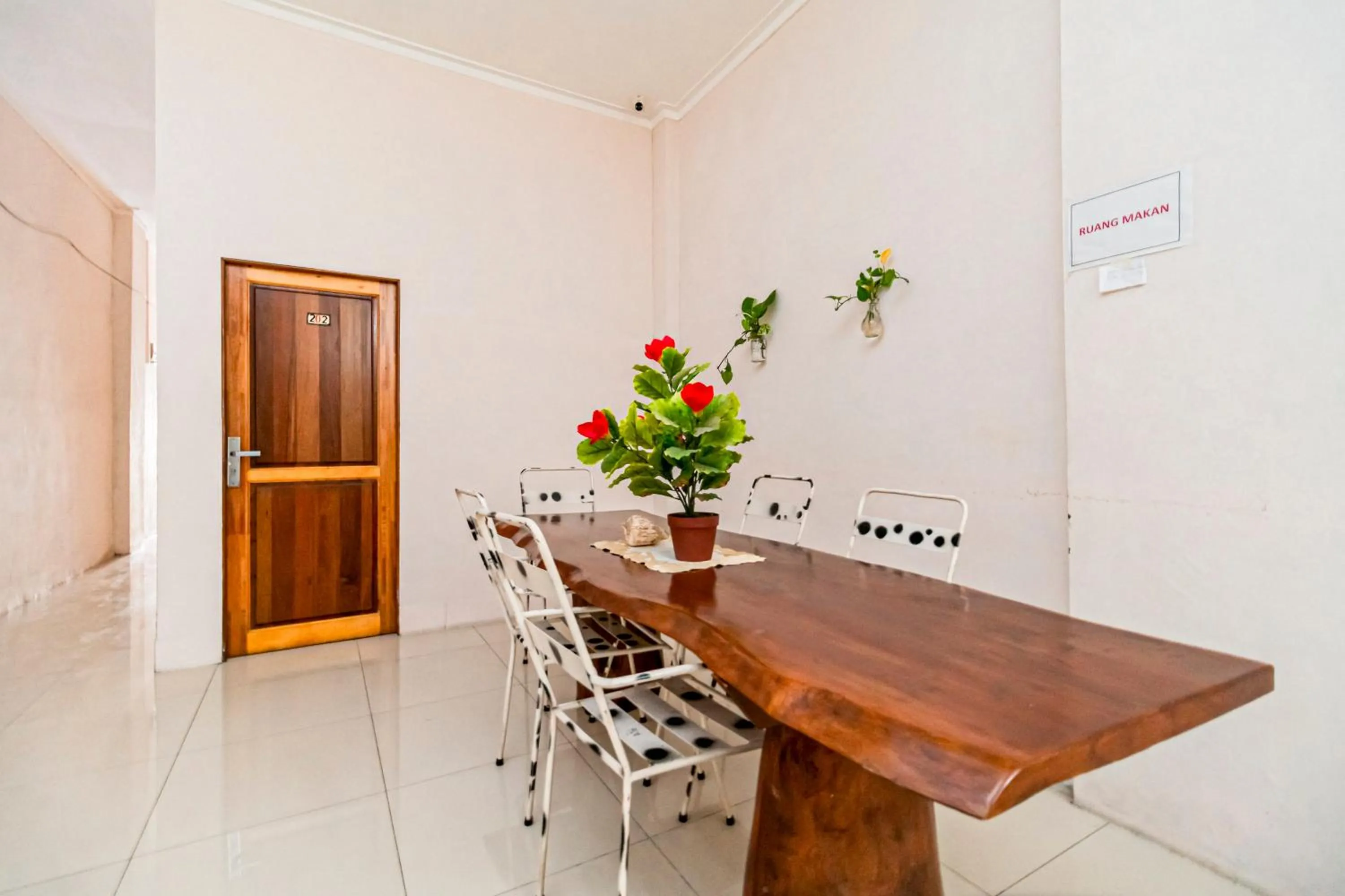 Seating area in RedDoorz at Fella Homestay Glugur Medan