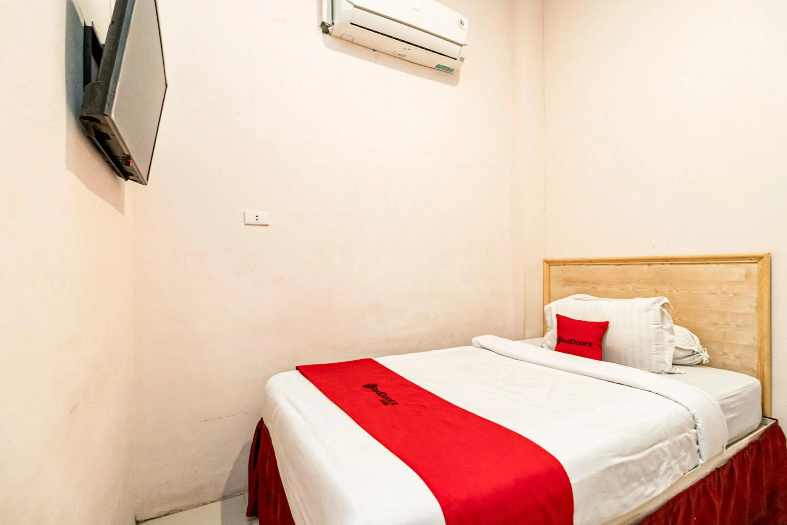Bedroom, Bed in RedDoorz at Fella Homestay Glugur Medan