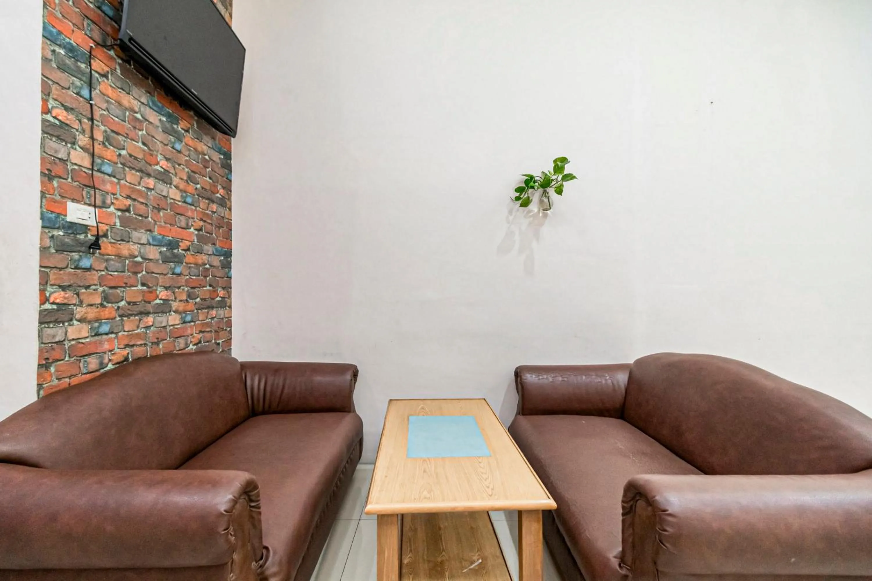 Seating area in RedDoorz at Fella Homestay Glugur Medan