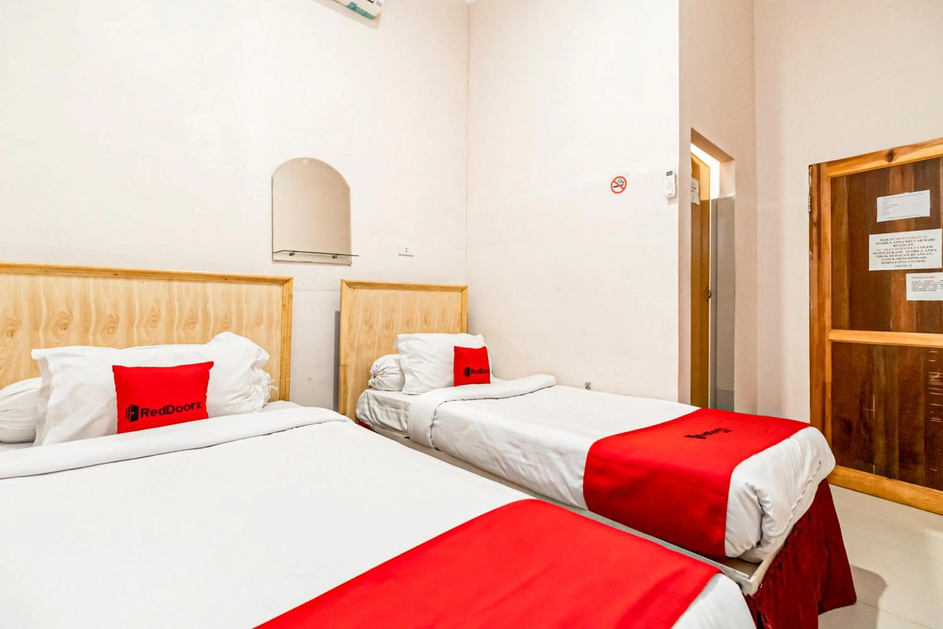 Bedroom, Bed in RedDoorz at Fella Homestay Glugur Medan