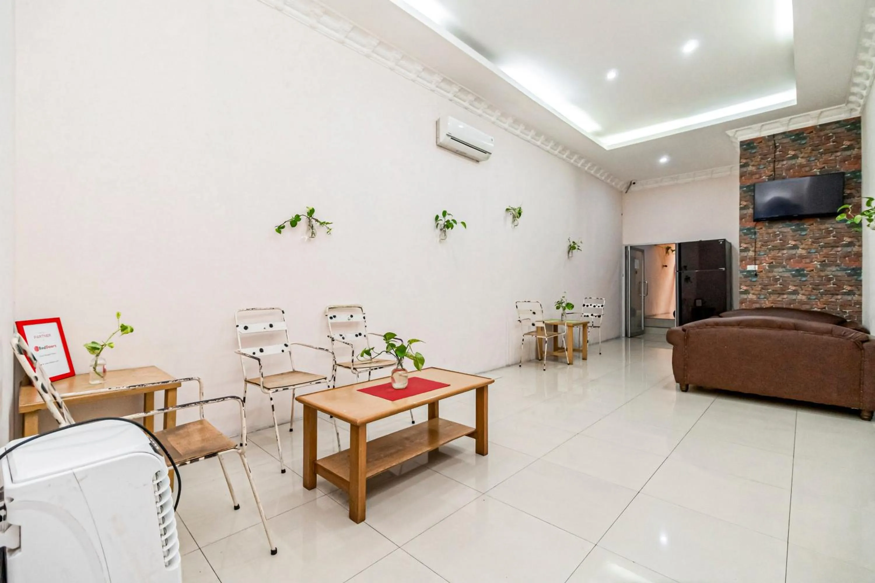 Seating area in RedDoorz at Fella Homestay Glugur Medan