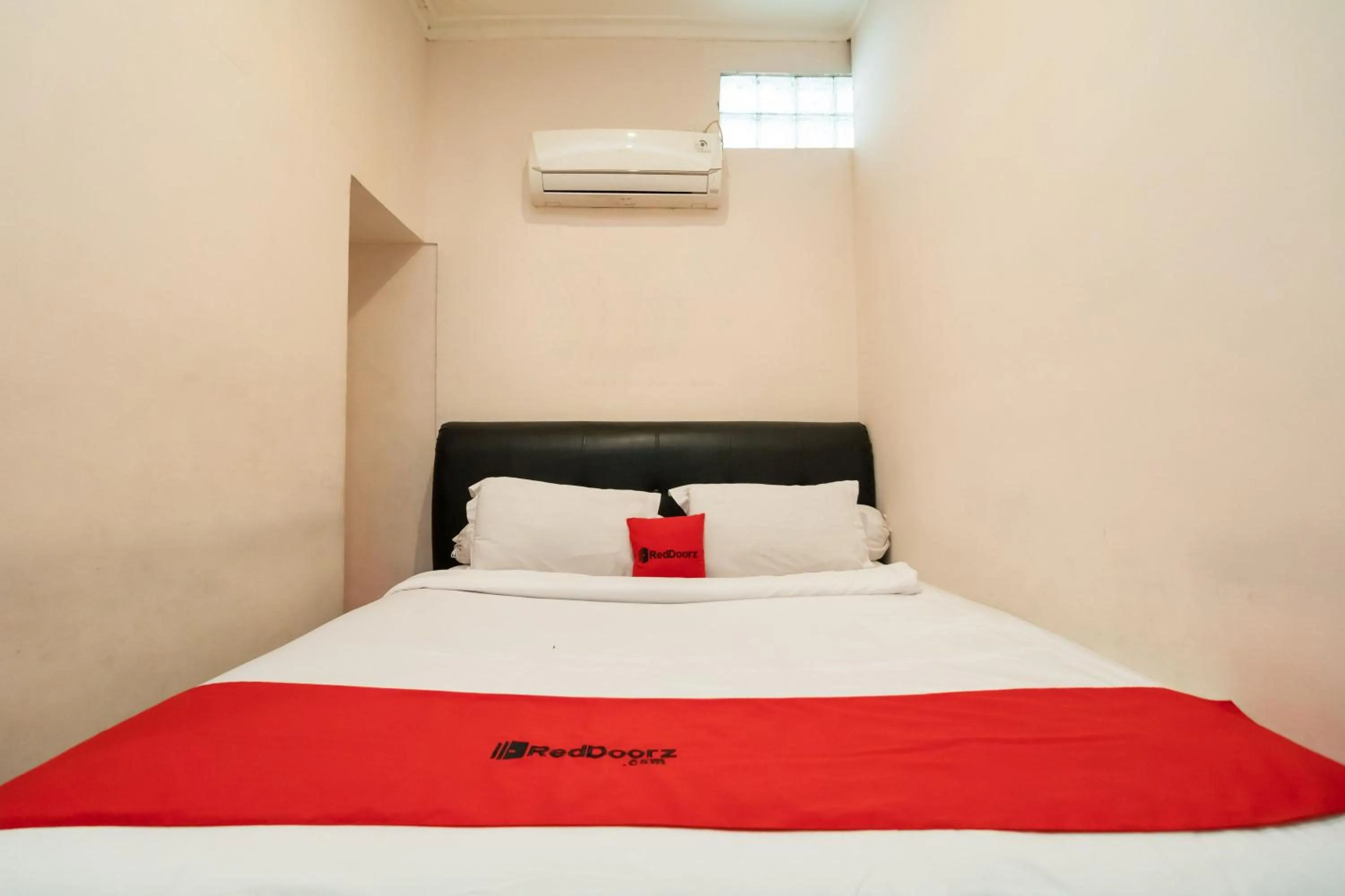 Bedroom in RedDoorz At Fella Homestay Medan