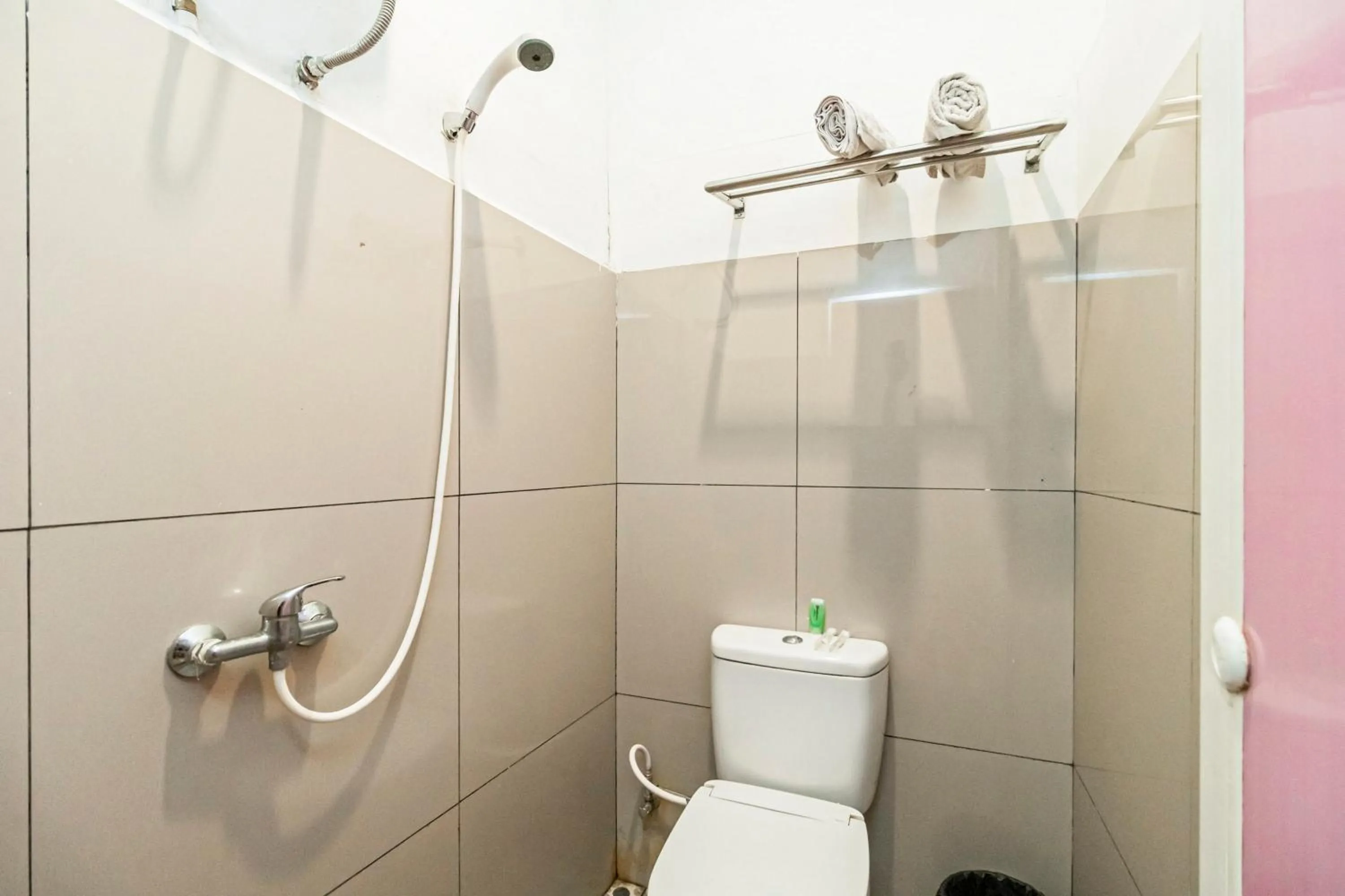 Bathroom in RedDoorz at Fella Homestay Glugur Medan