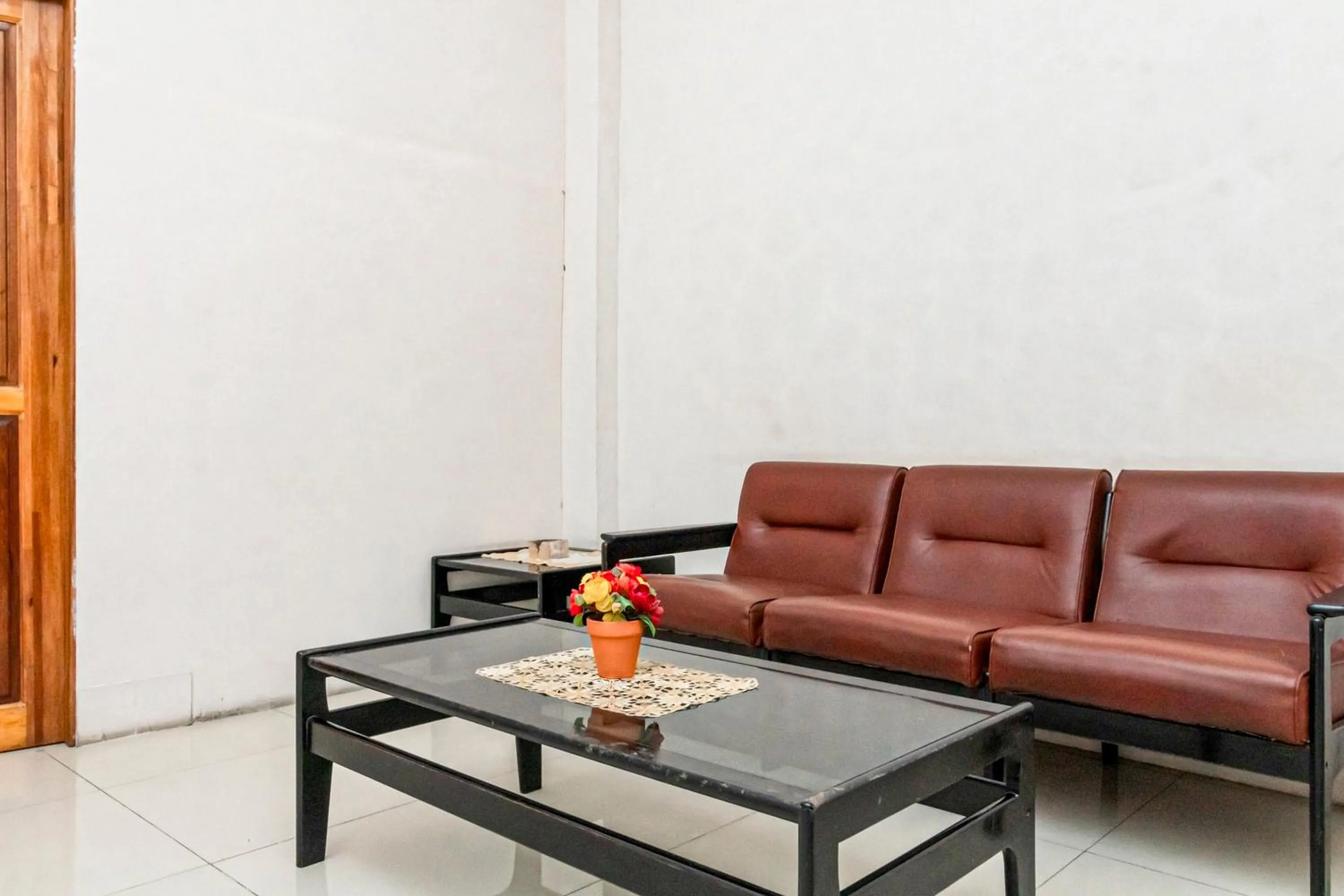Seating area in RedDoorz at Fella Homestay Glugur Medan