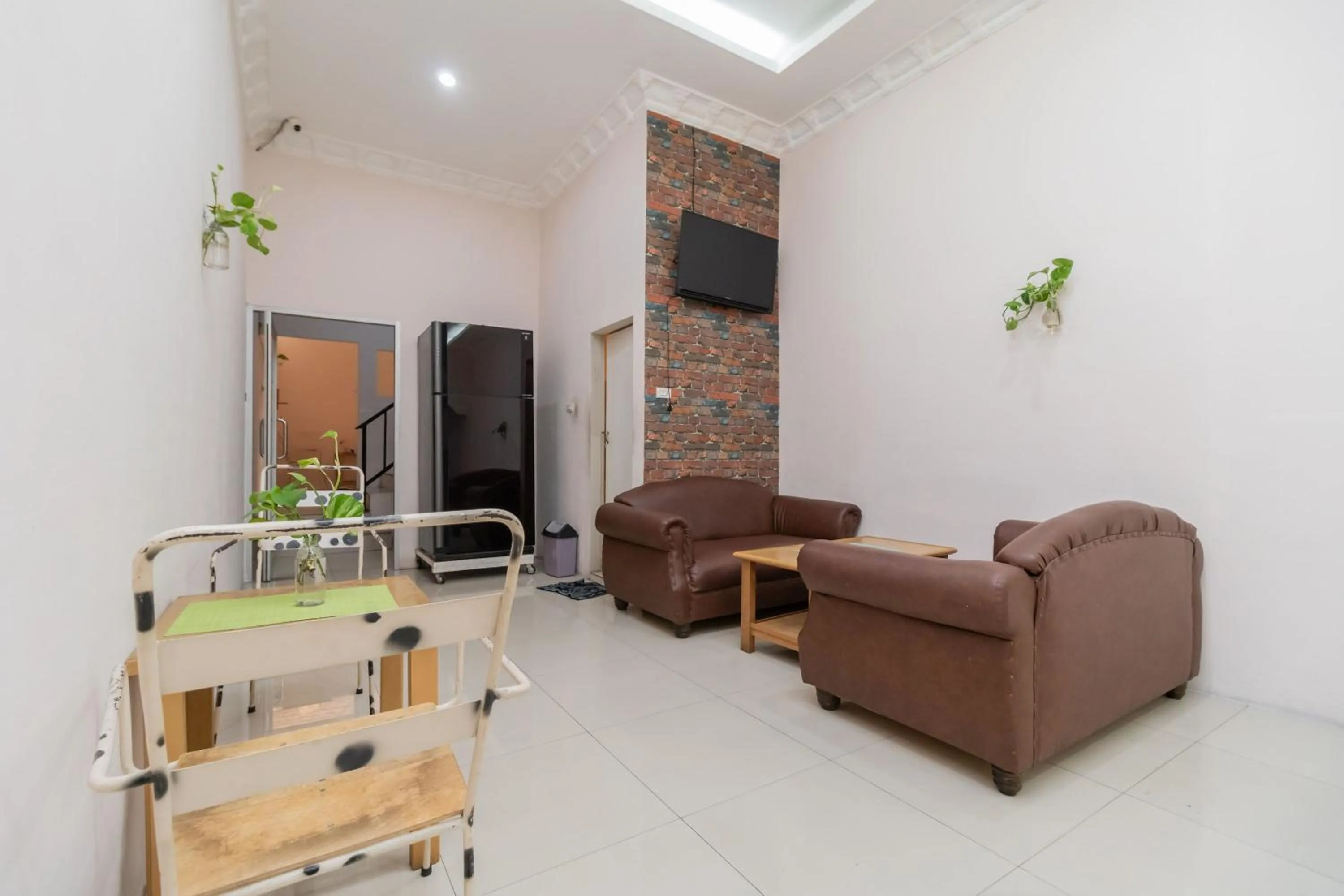 Seating area in RedDoorz At Fella Homestay Medan