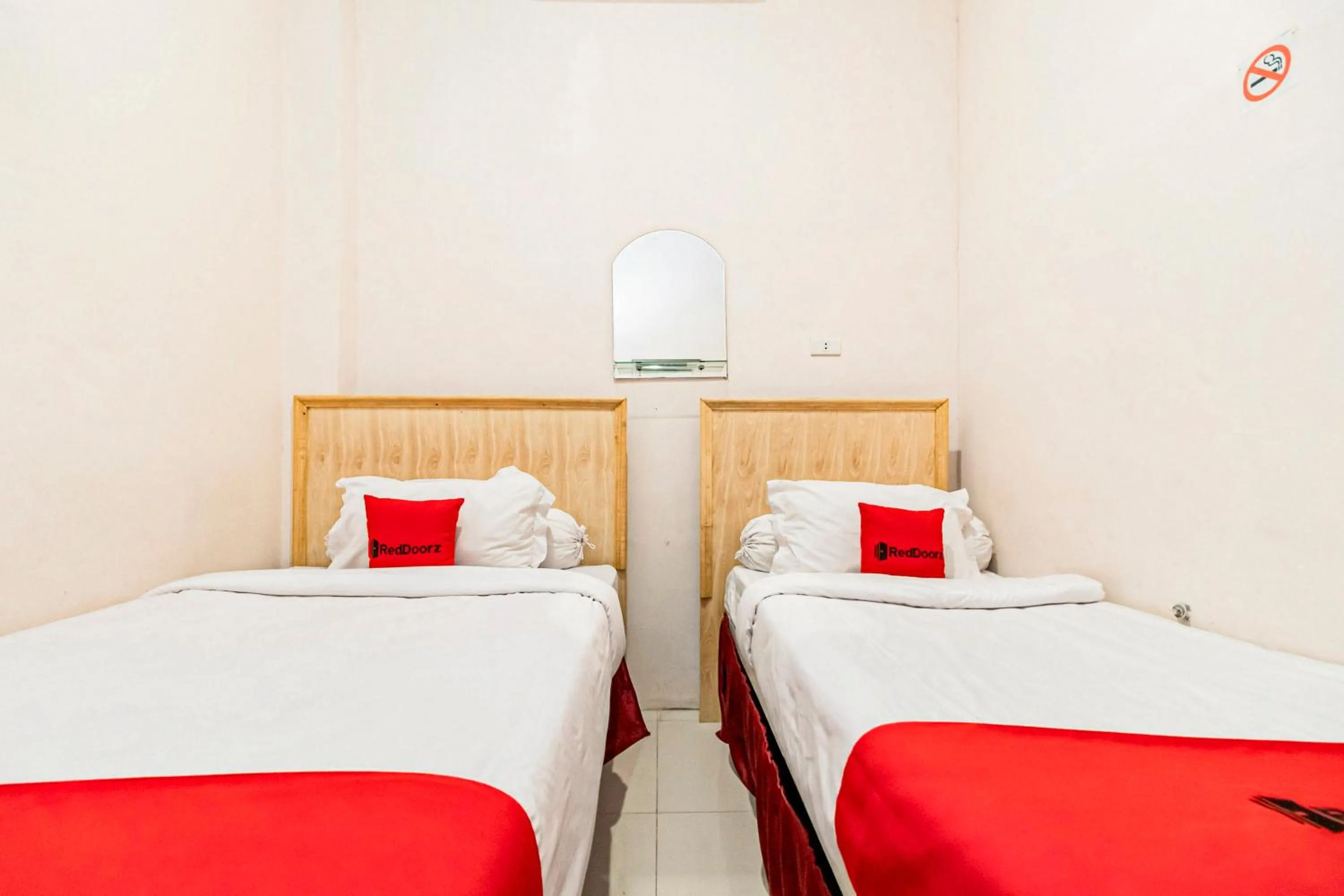 Bedroom, Bed in RedDoorz at Fella Homestay Glugur Medan