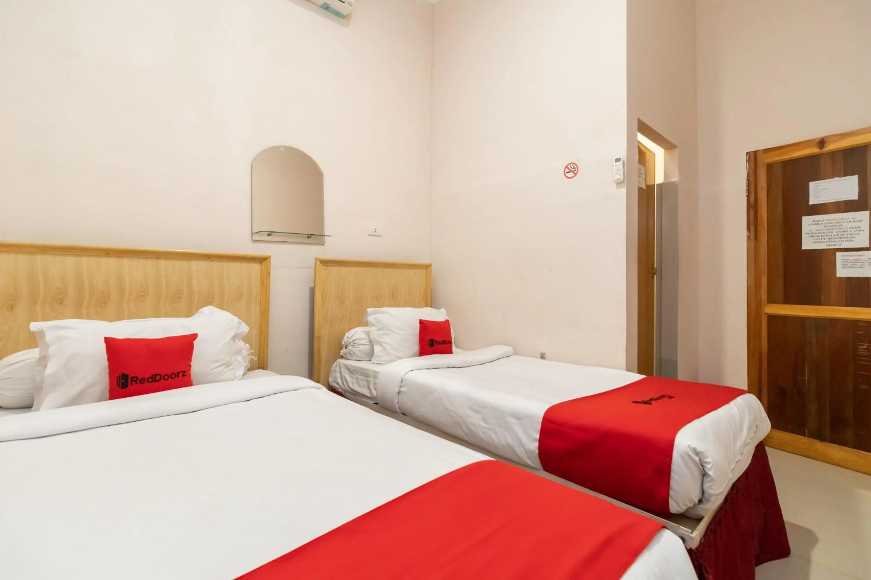 Bedroom in RedDoorz At Fella Homestay Medan