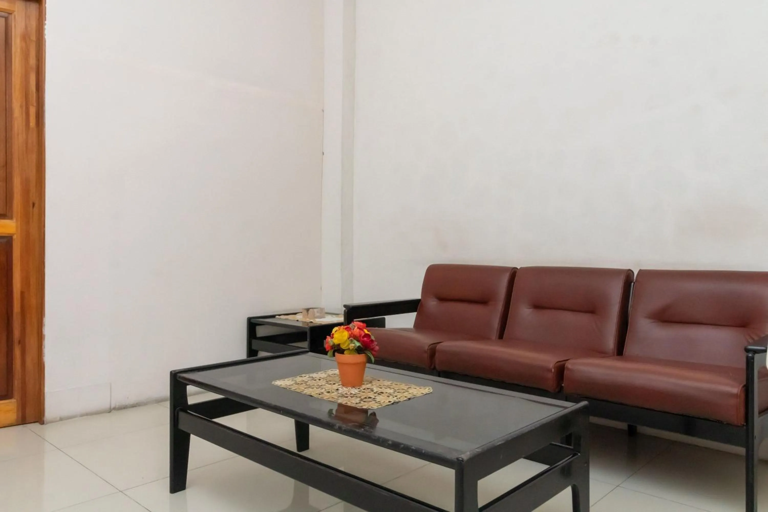 Seating area in RedDoorz At Fella Homestay Medan