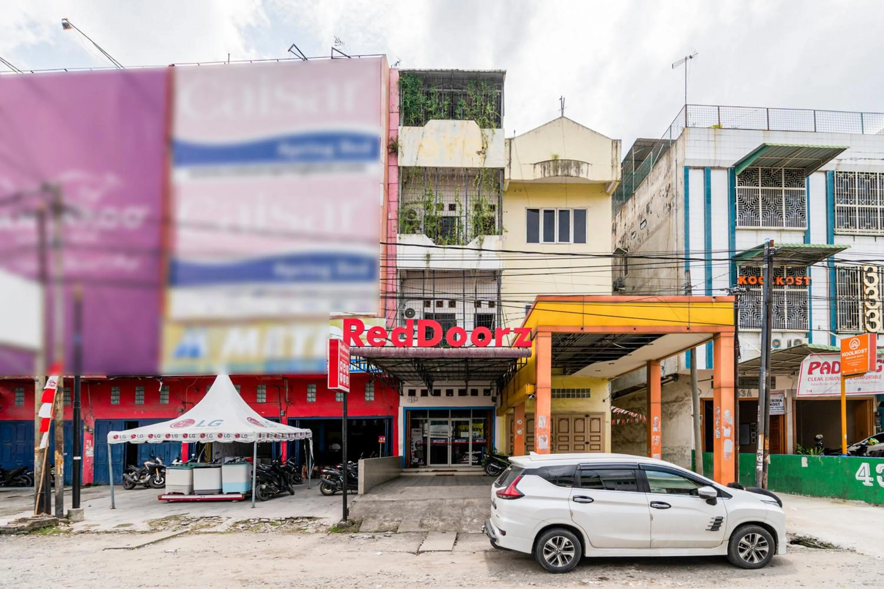 Facade/entrance in RedDoorz at Fella Homestay Glugur Medan