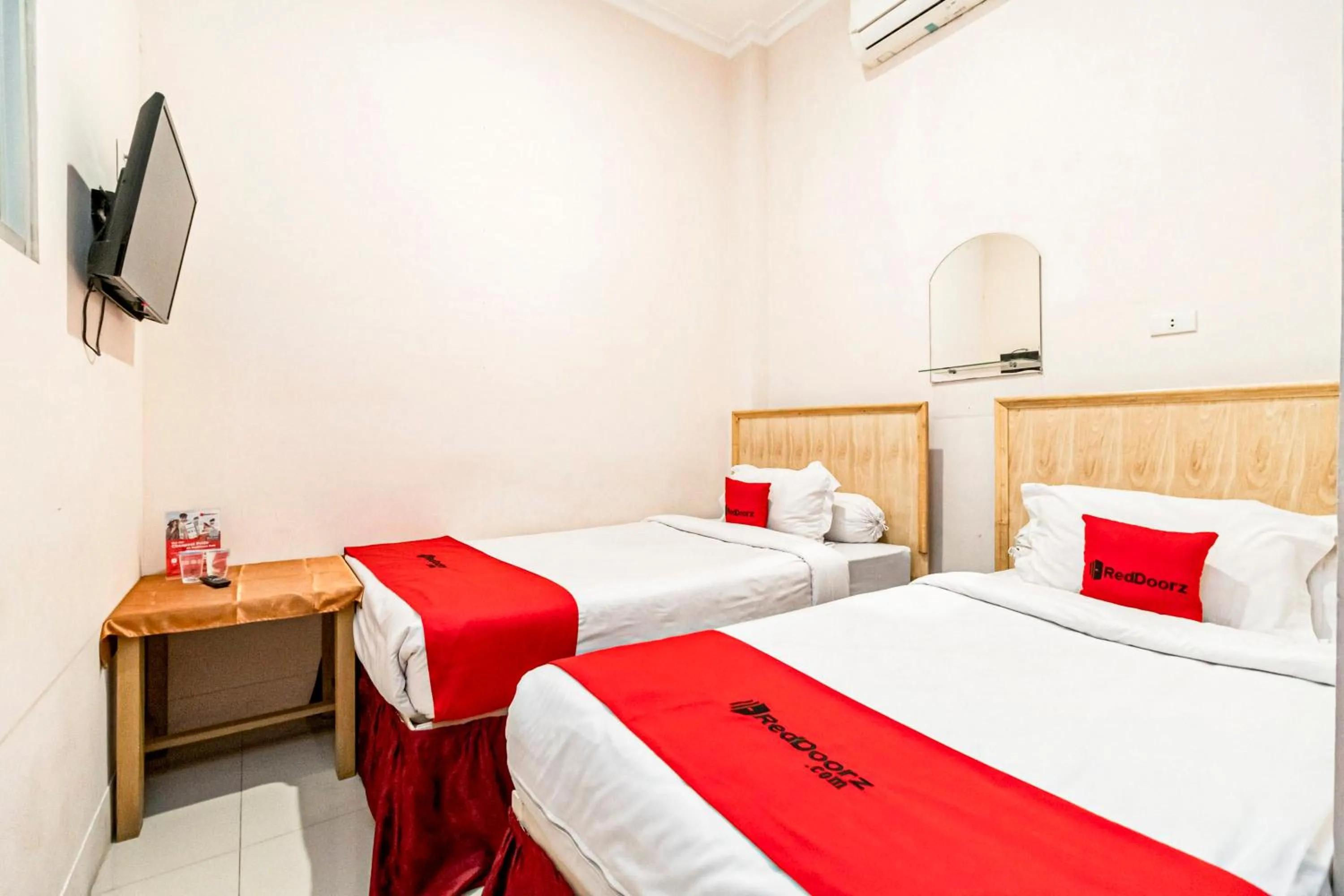 Bedroom, Bed in RedDoorz at Fella Homestay Glugur Medan