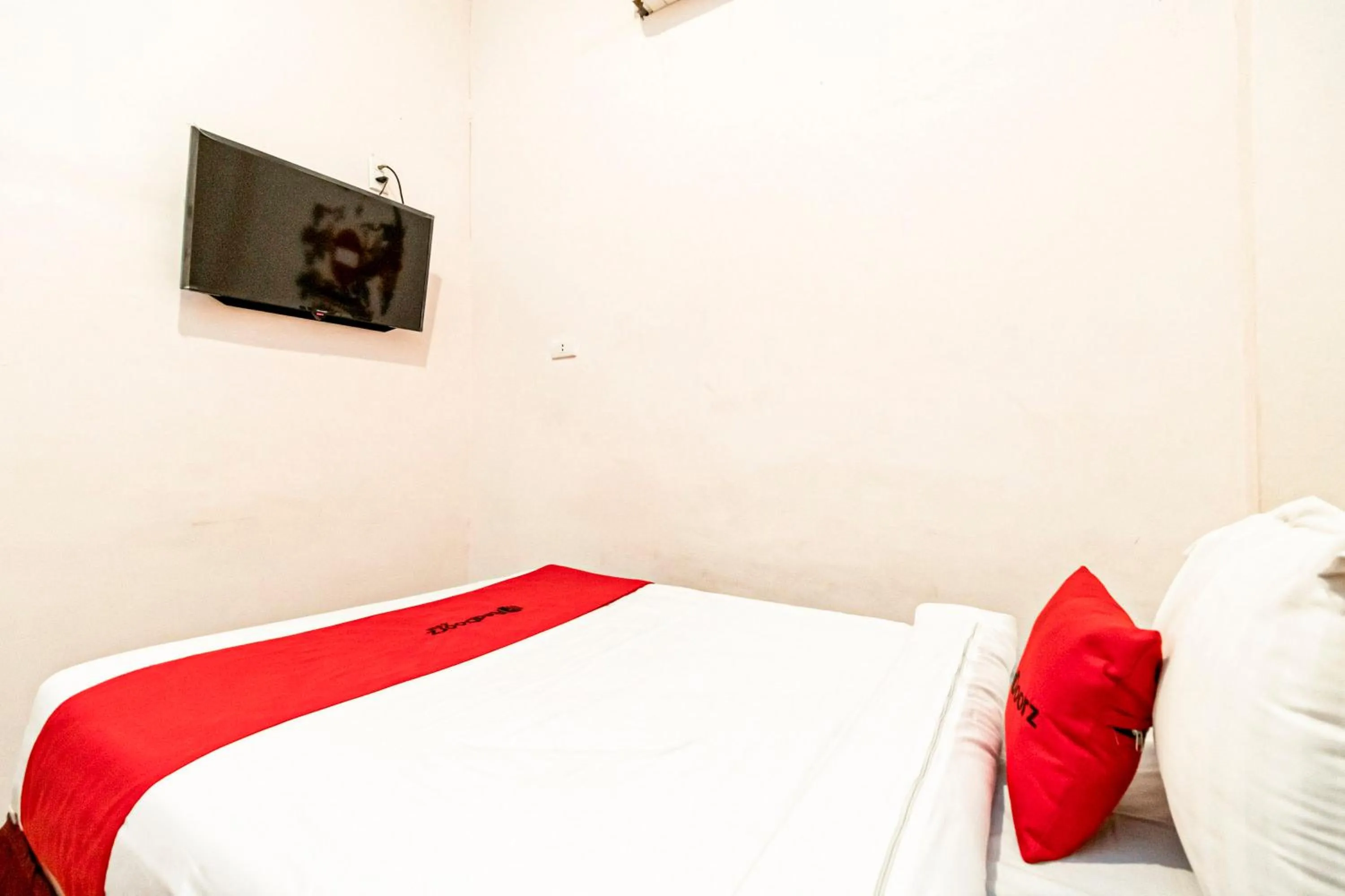 Bedroom, Bed in RedDoorz at Fella Homestay Glugur Medan