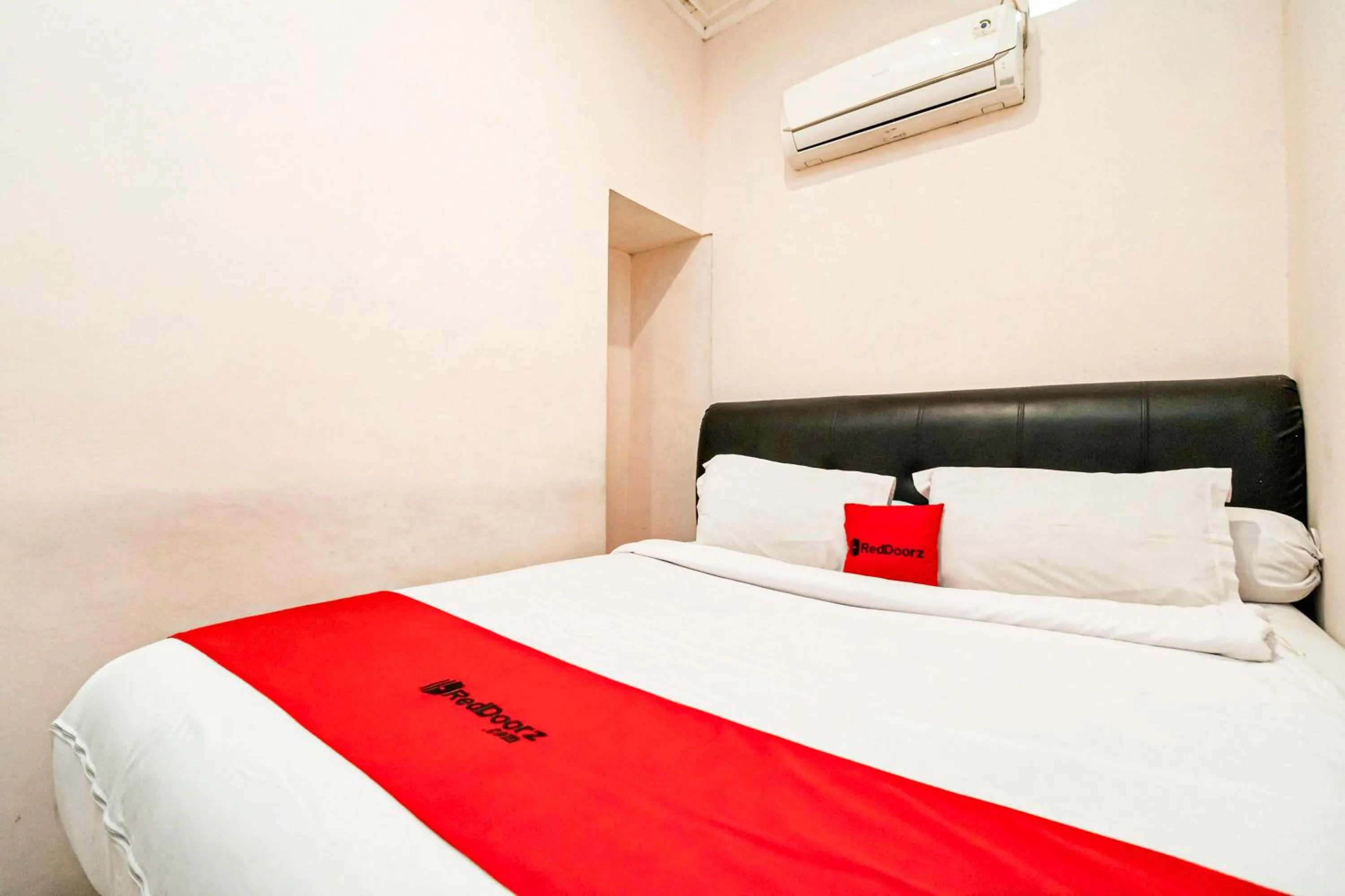 Bedroom, Bed in RedDoorz at Fella Homestay Glugur Medan