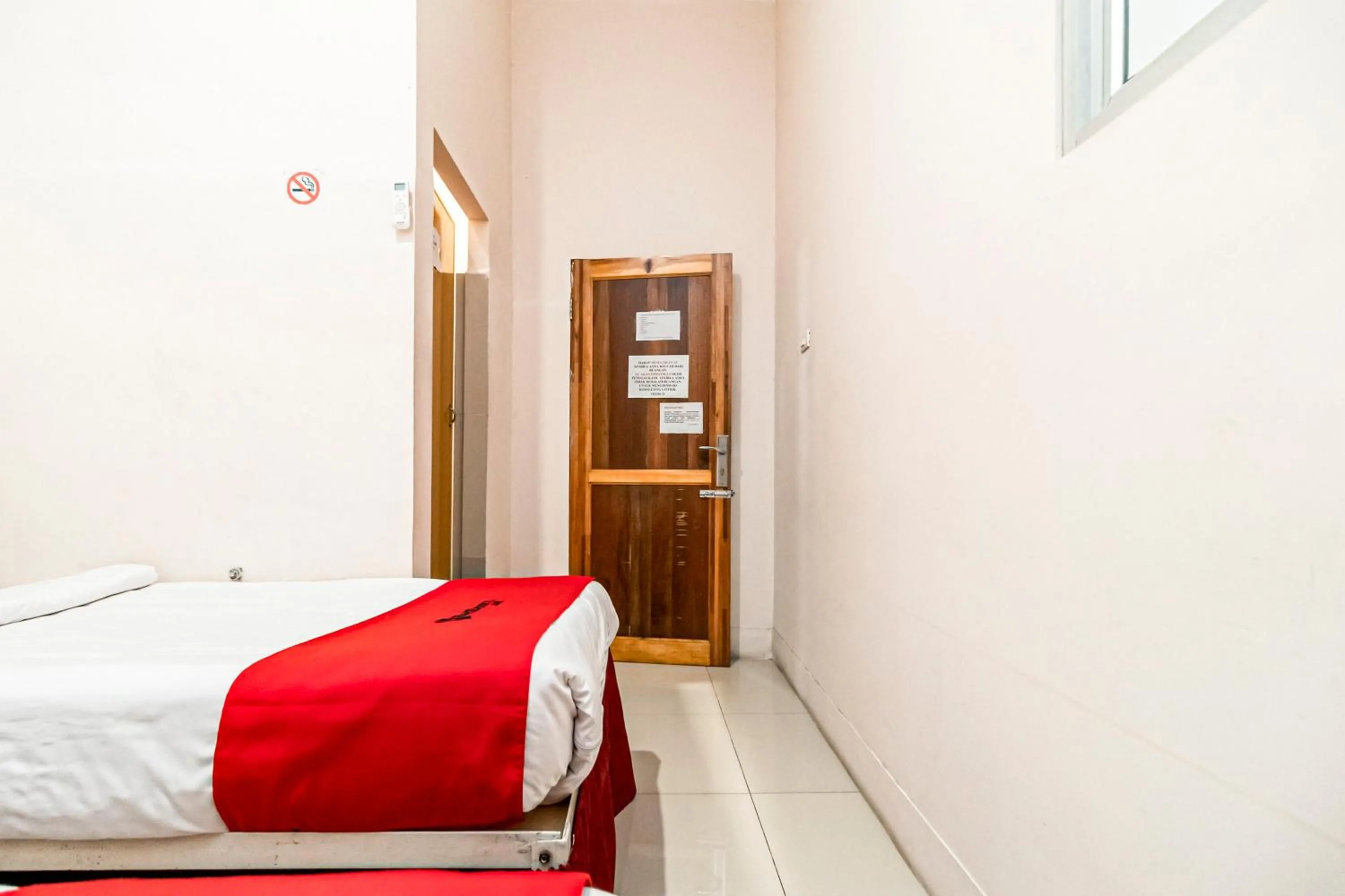 Bedroom, Bed in RedDoorz at Fella Homestay Glugur Medan