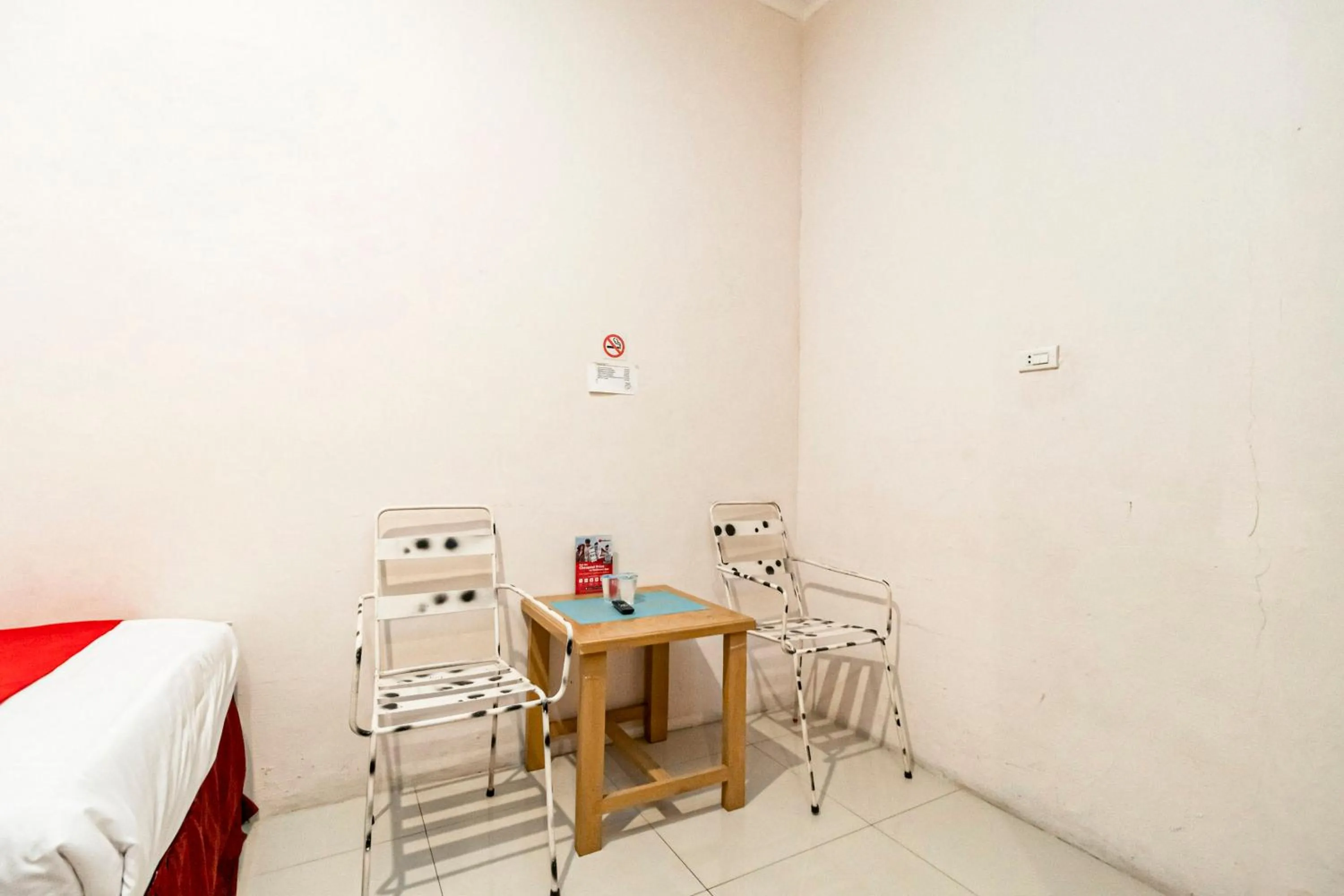 Bedroom, Bed in RedDoorz at Fella Homestay Glugur Medan