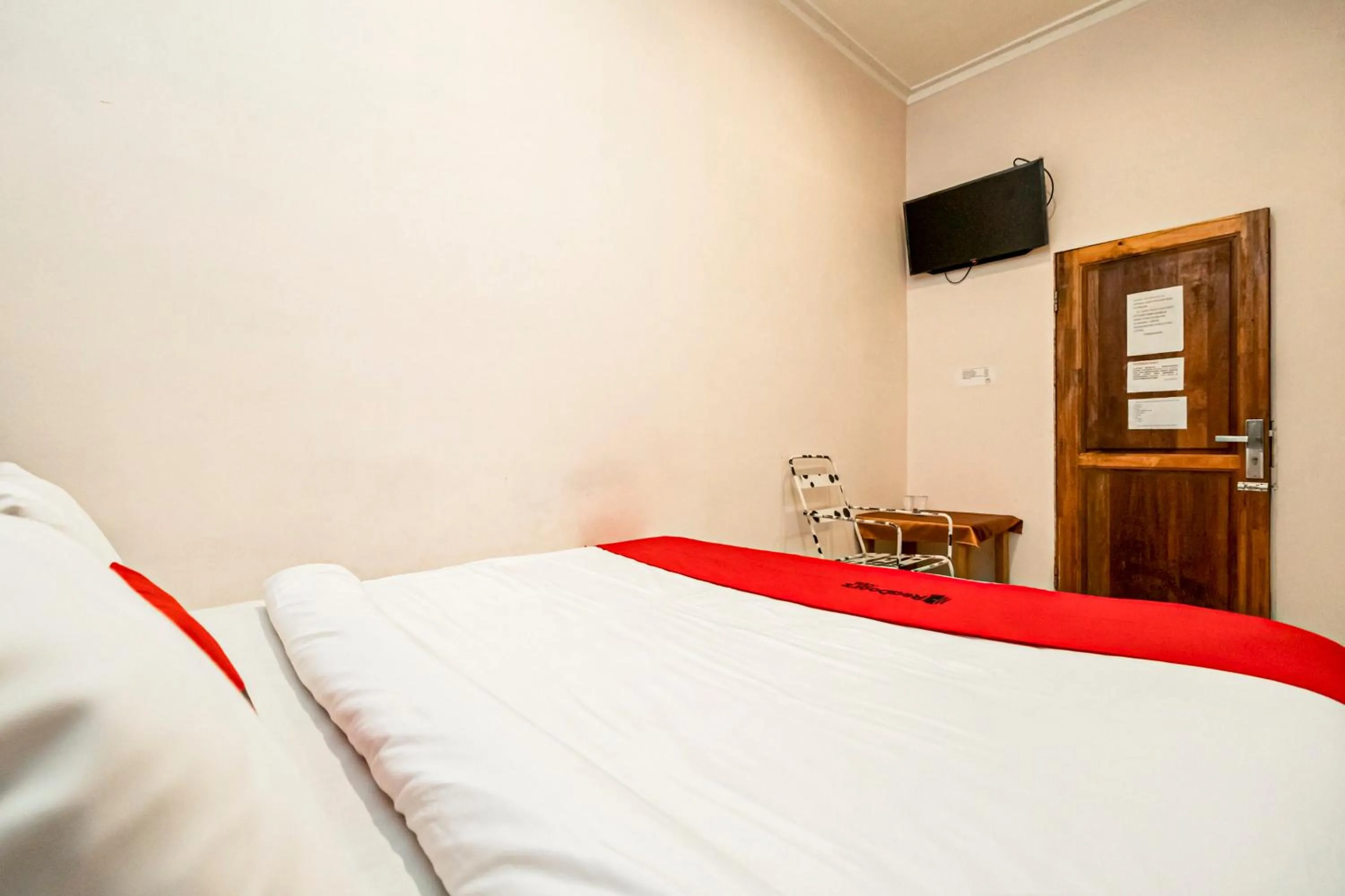 Bedroom, Bed in RedDoorz at Fella Homestay Glugur Medan