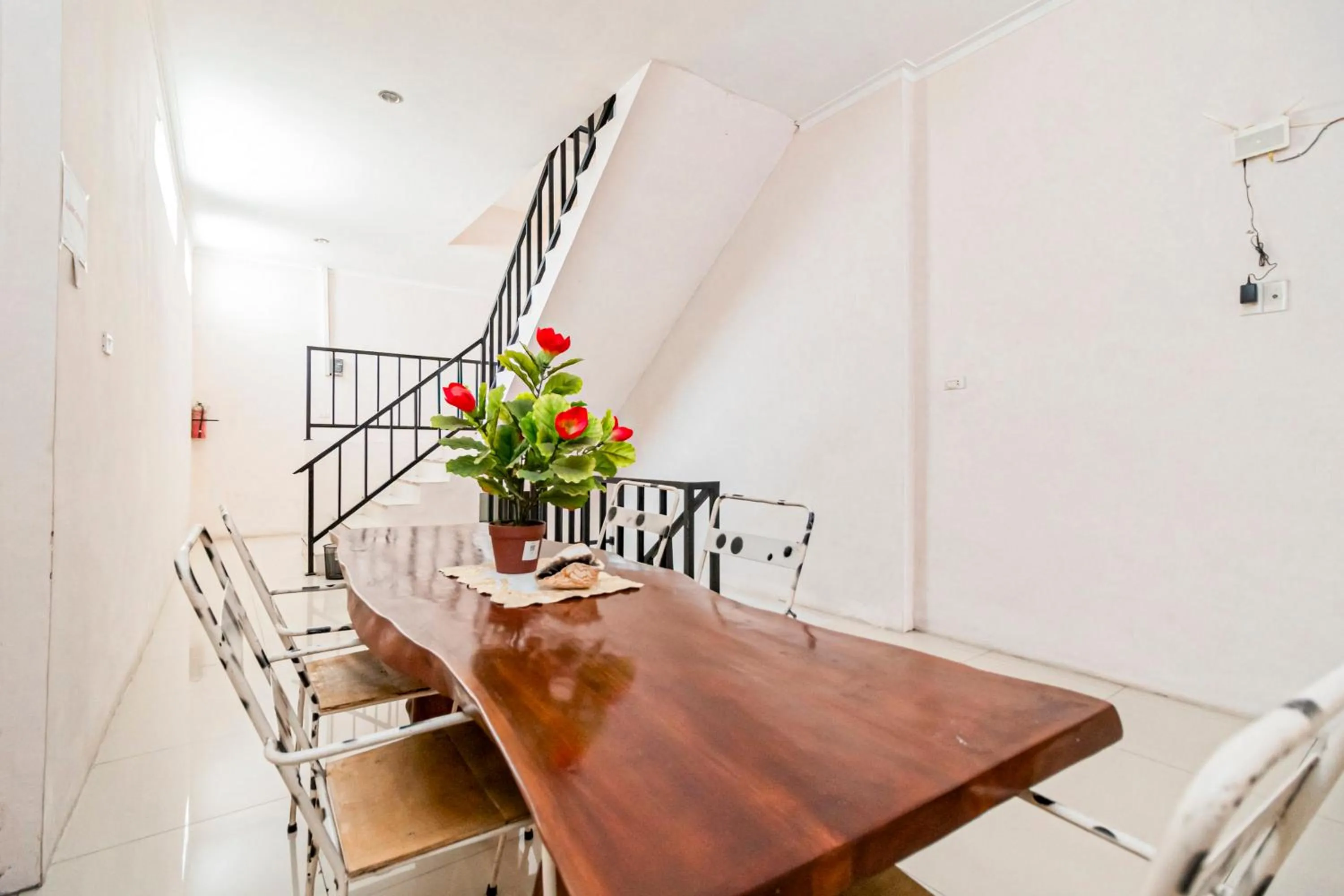 Seating area in RedDoorz at Fella Homestay Glugur Medan