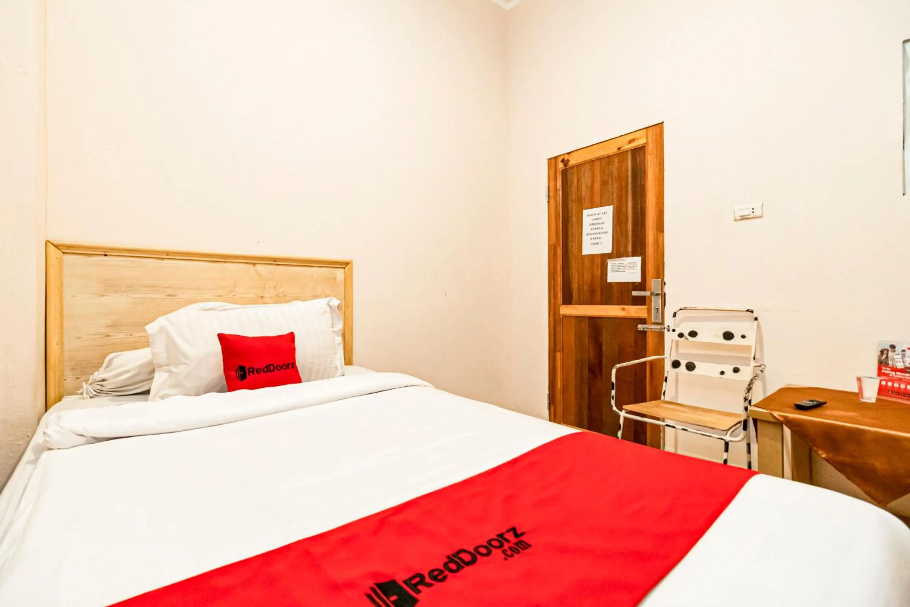 Bedroom, Bed in RedDoorz at Fella Homestay Glugur Medan