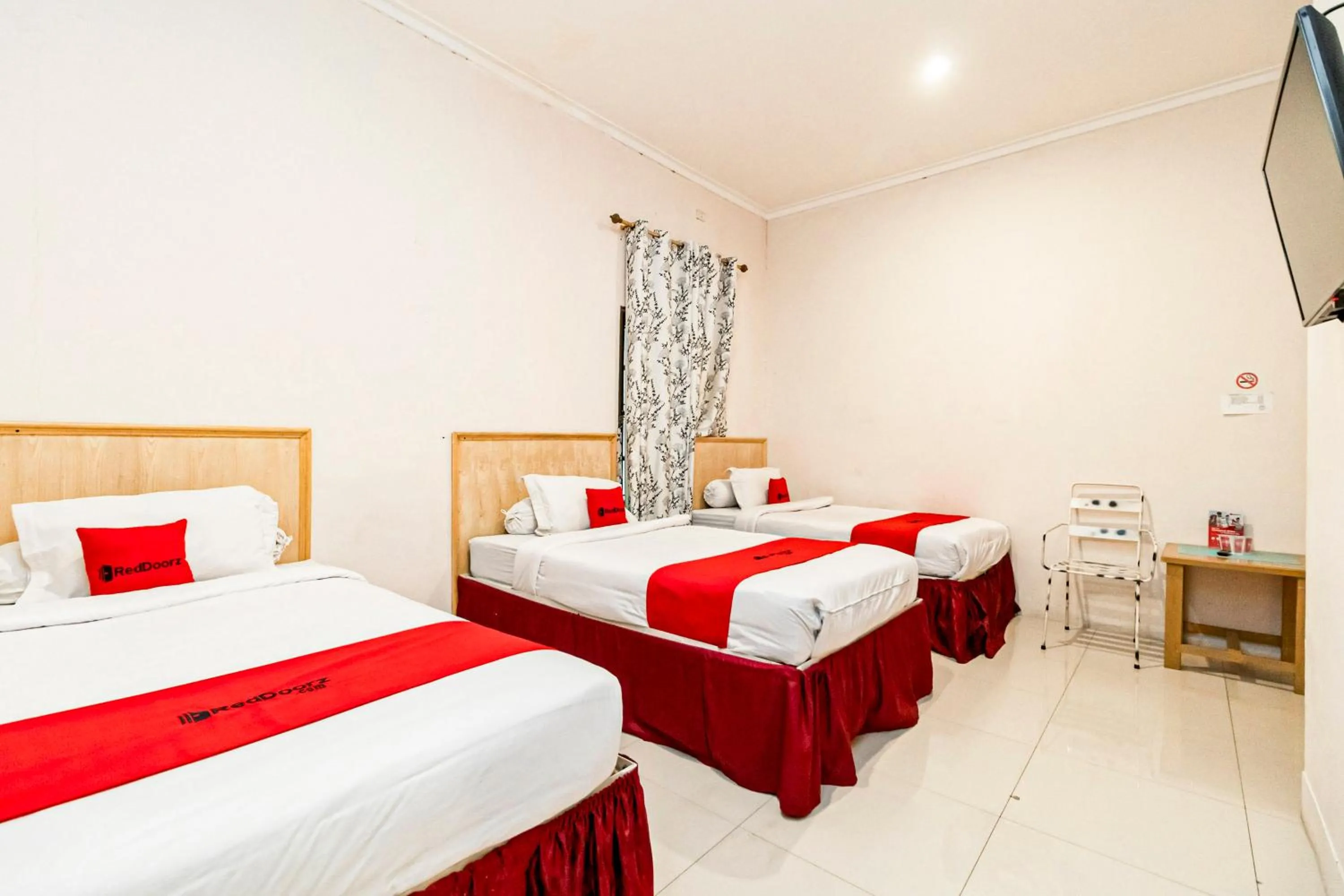 Bedroom, Bed in RedDoorz at Fella Homestay Glugur Medan