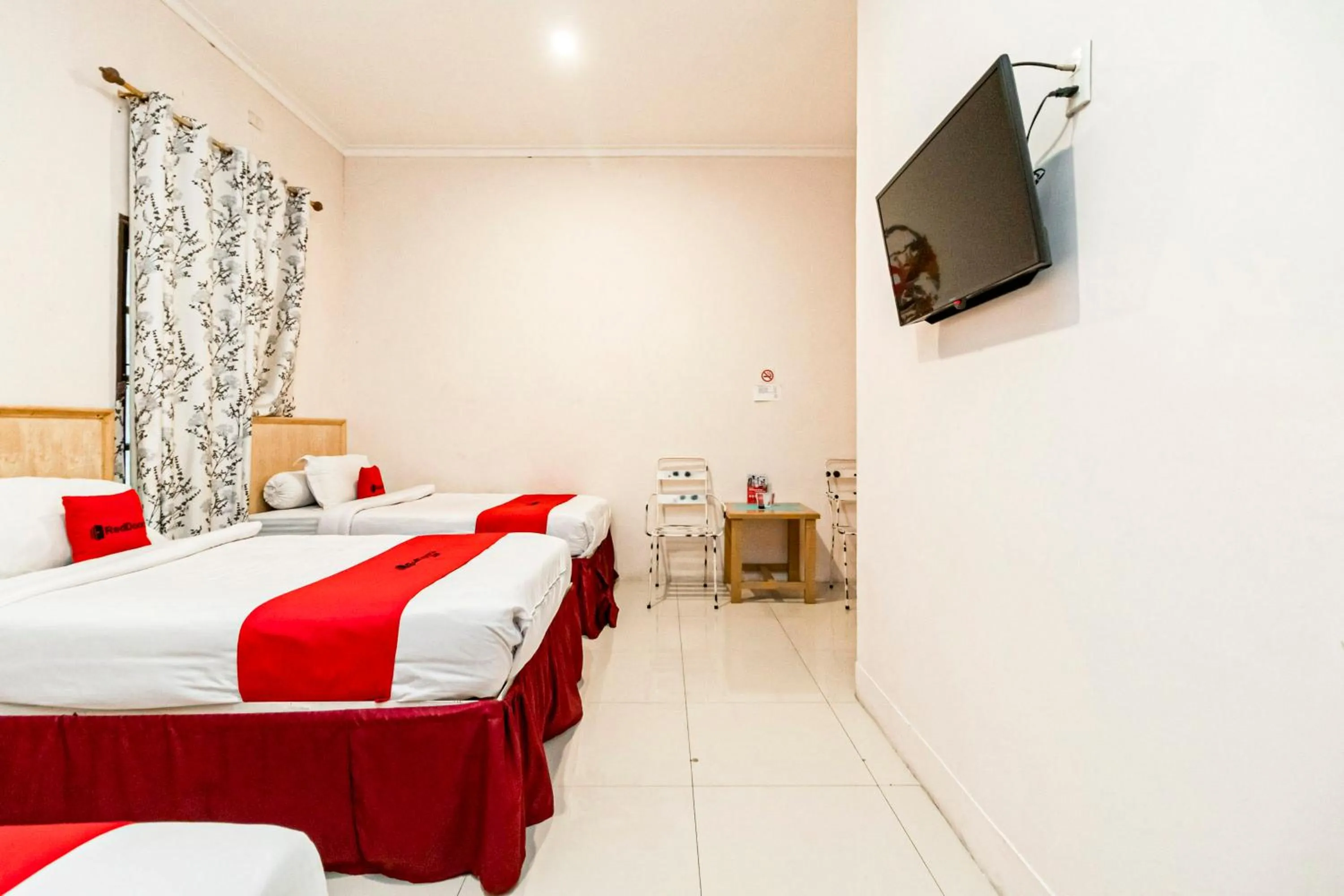 Bedroom, Bed in RedDoorz at Fella Homestay Glugur Medan