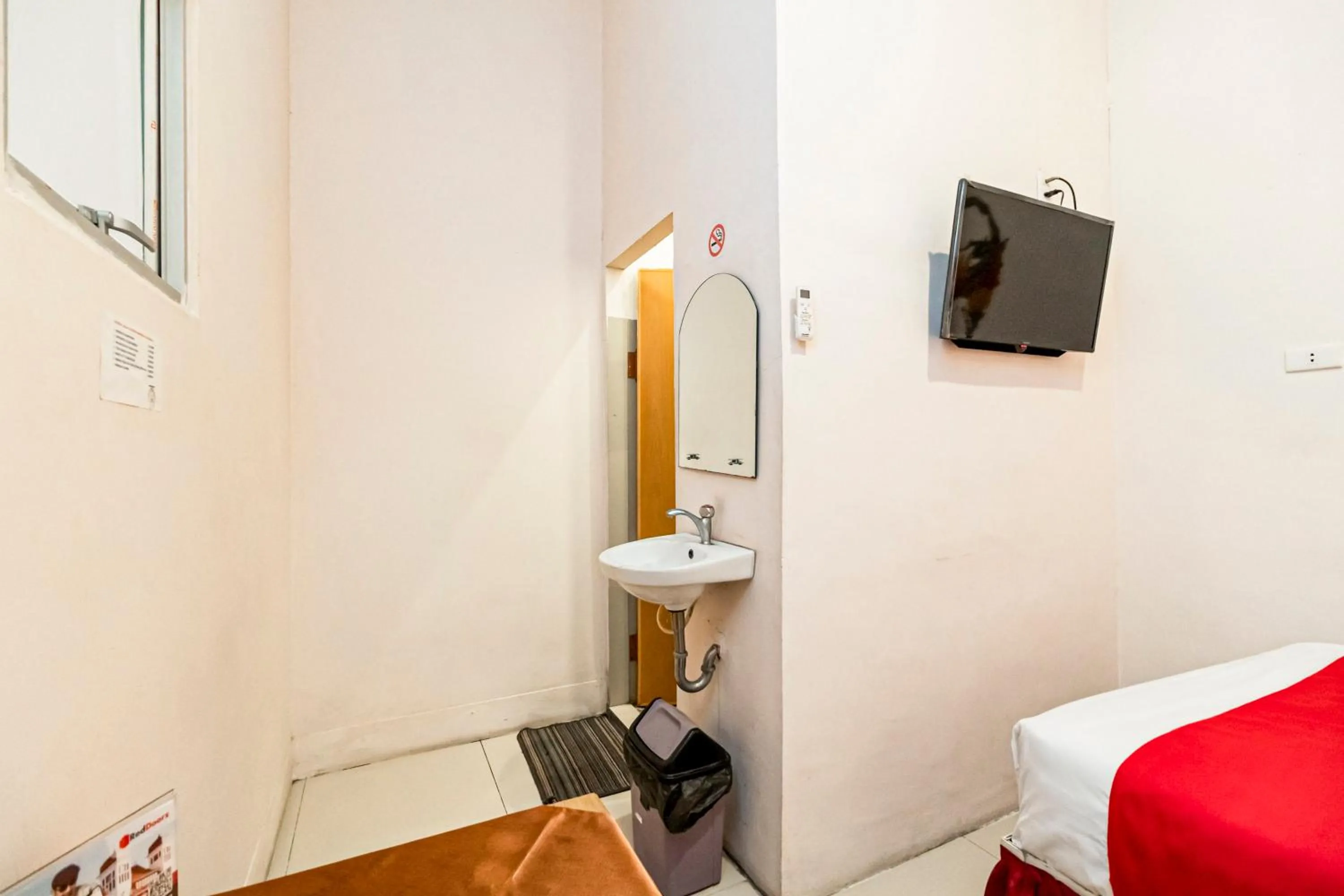 Bedroom, Bed in RedDoorz at Fella Homestay Glugur Medan