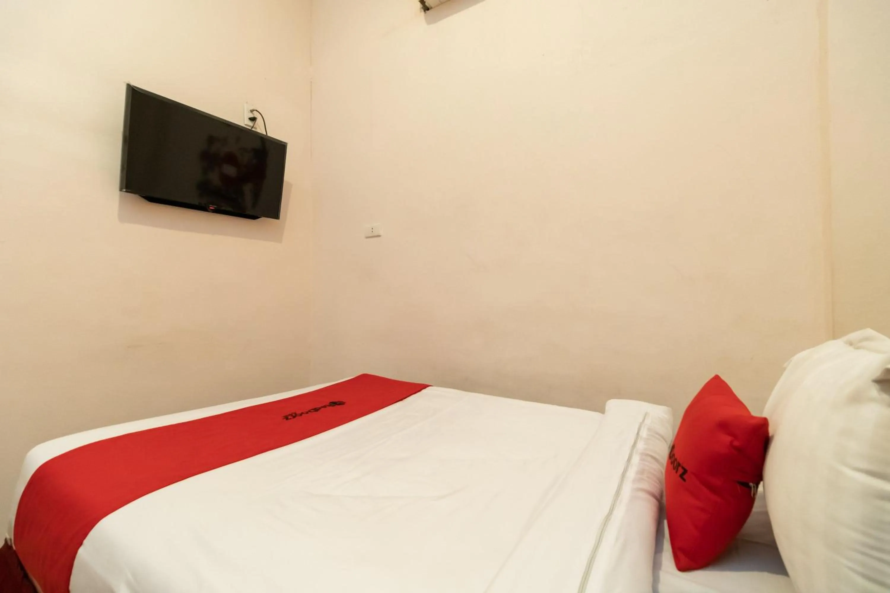 Bedroom in RedDoorz At Fella Homestay Medan