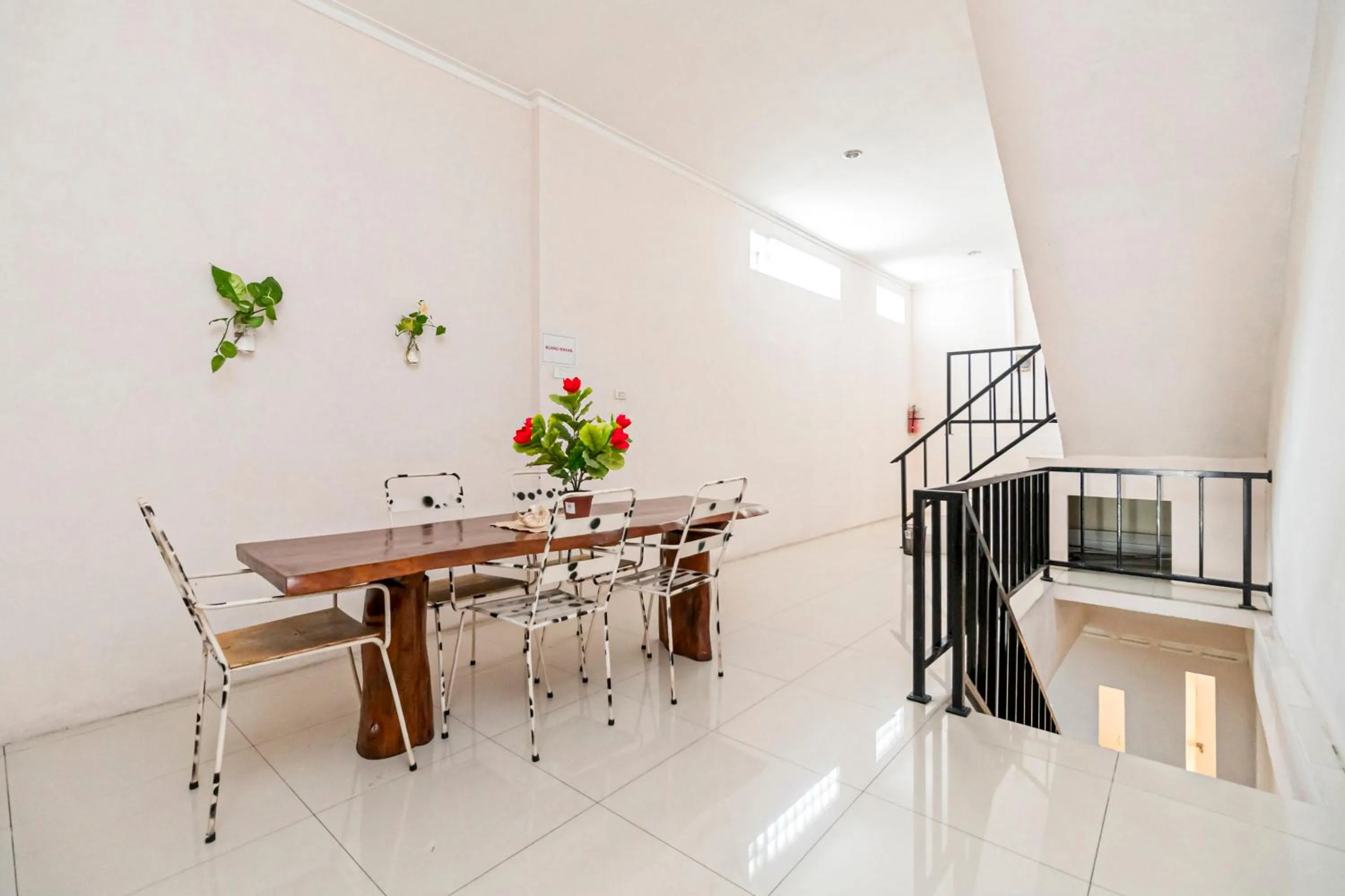 Seating area in RedDoorz at Fella Homestay Glugur Medan