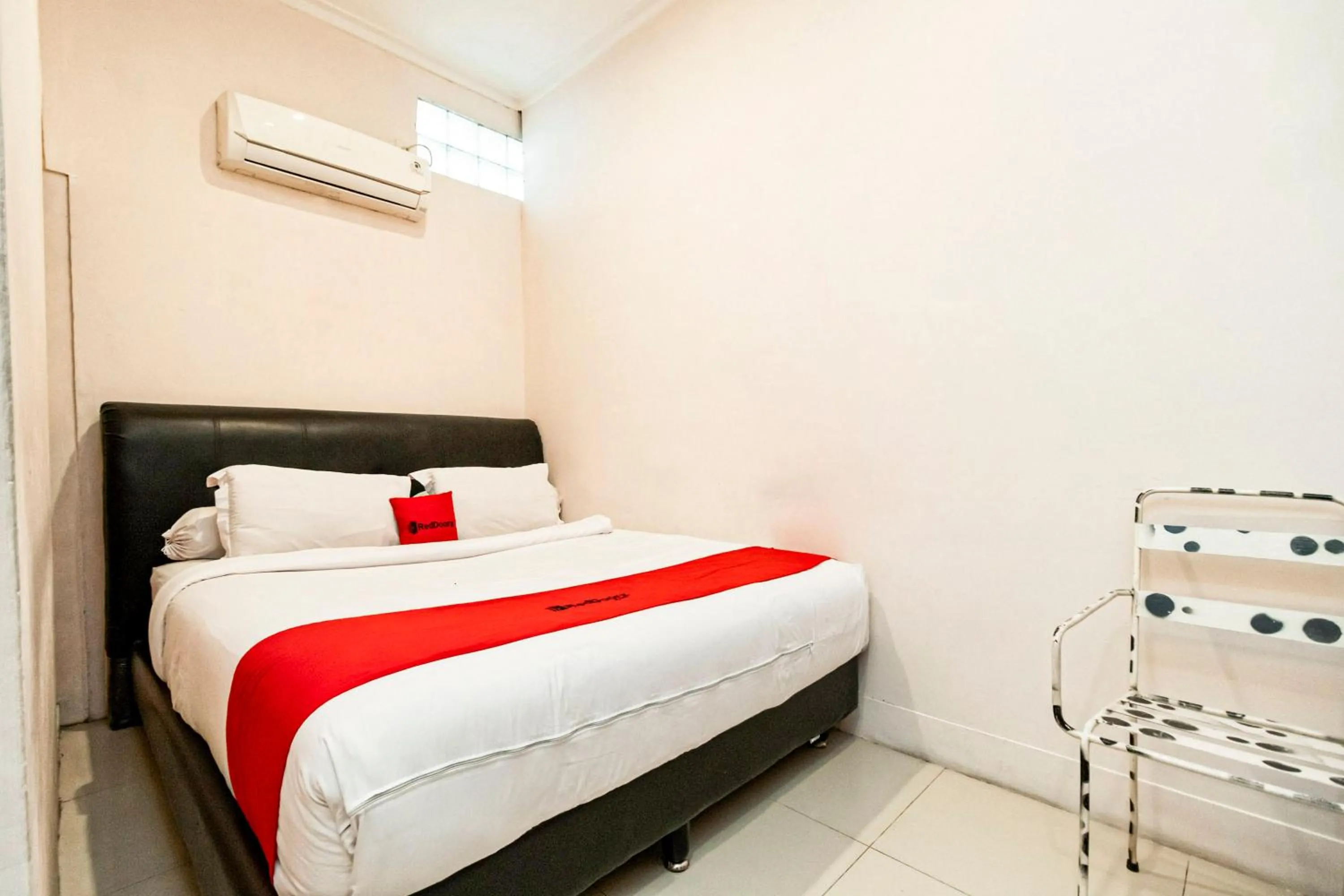 Bedroom, Bed in RedDoorz at Fella Homestay Glugur Medan