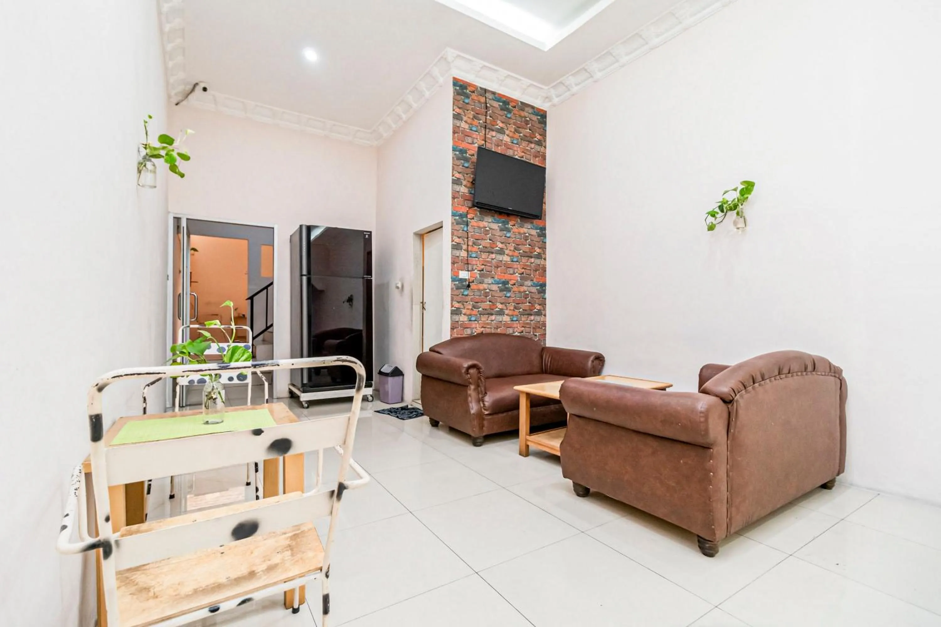 Seating area in RedDoorz at Fella Homestay Glugur Medan