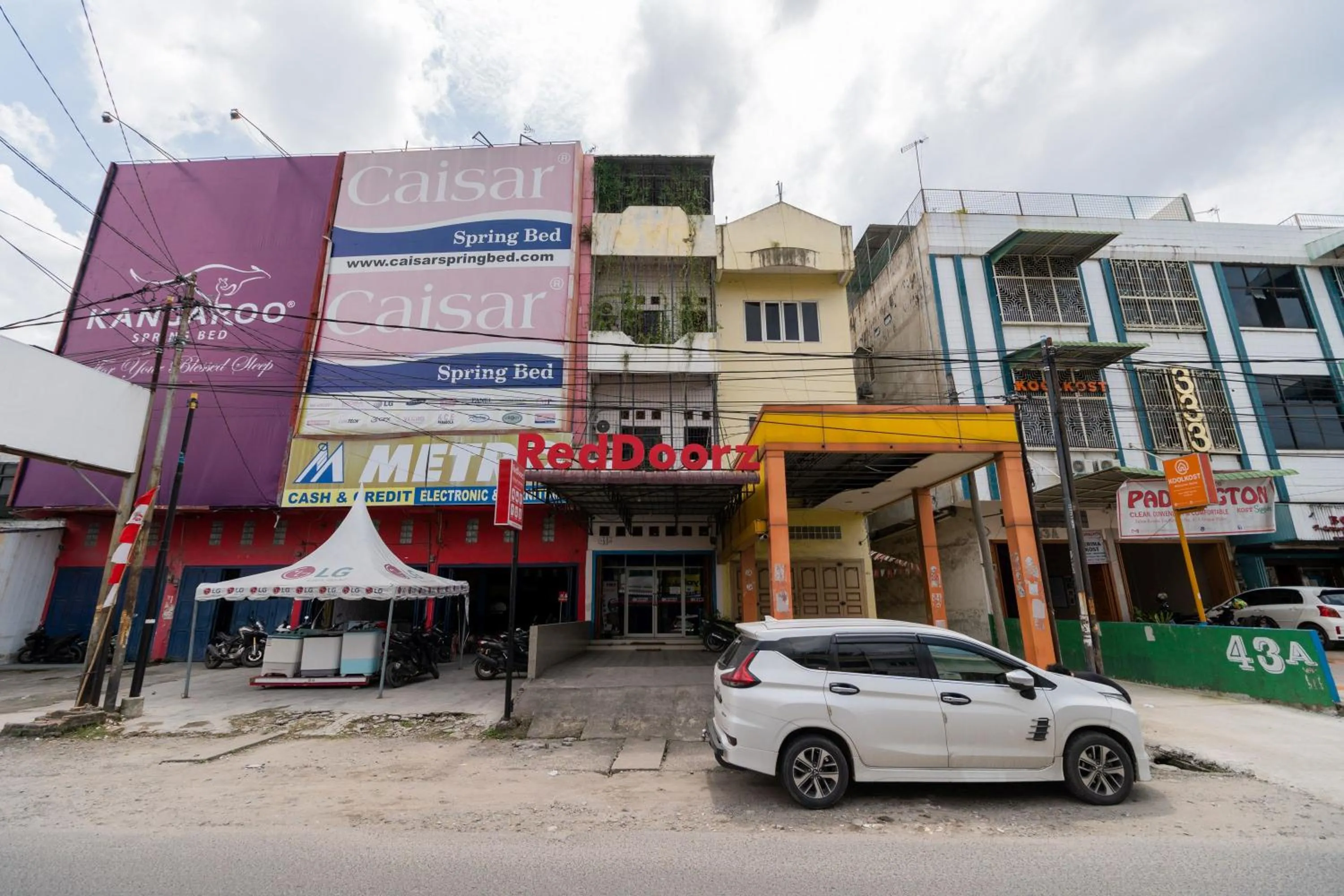 Property building in RedDoorz At Fella Homestay Medan