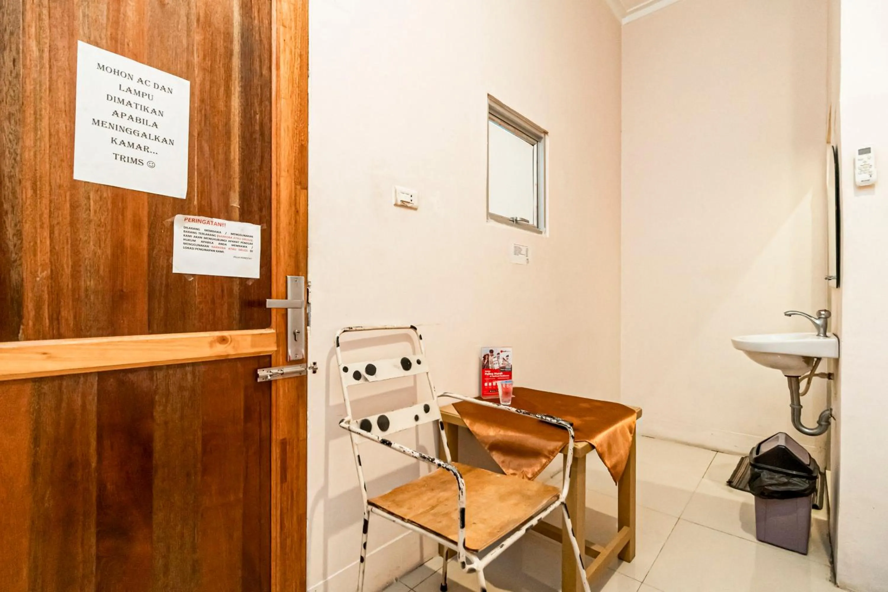 Seating area in RedDoorz at Fella Homestay Glugur Medan