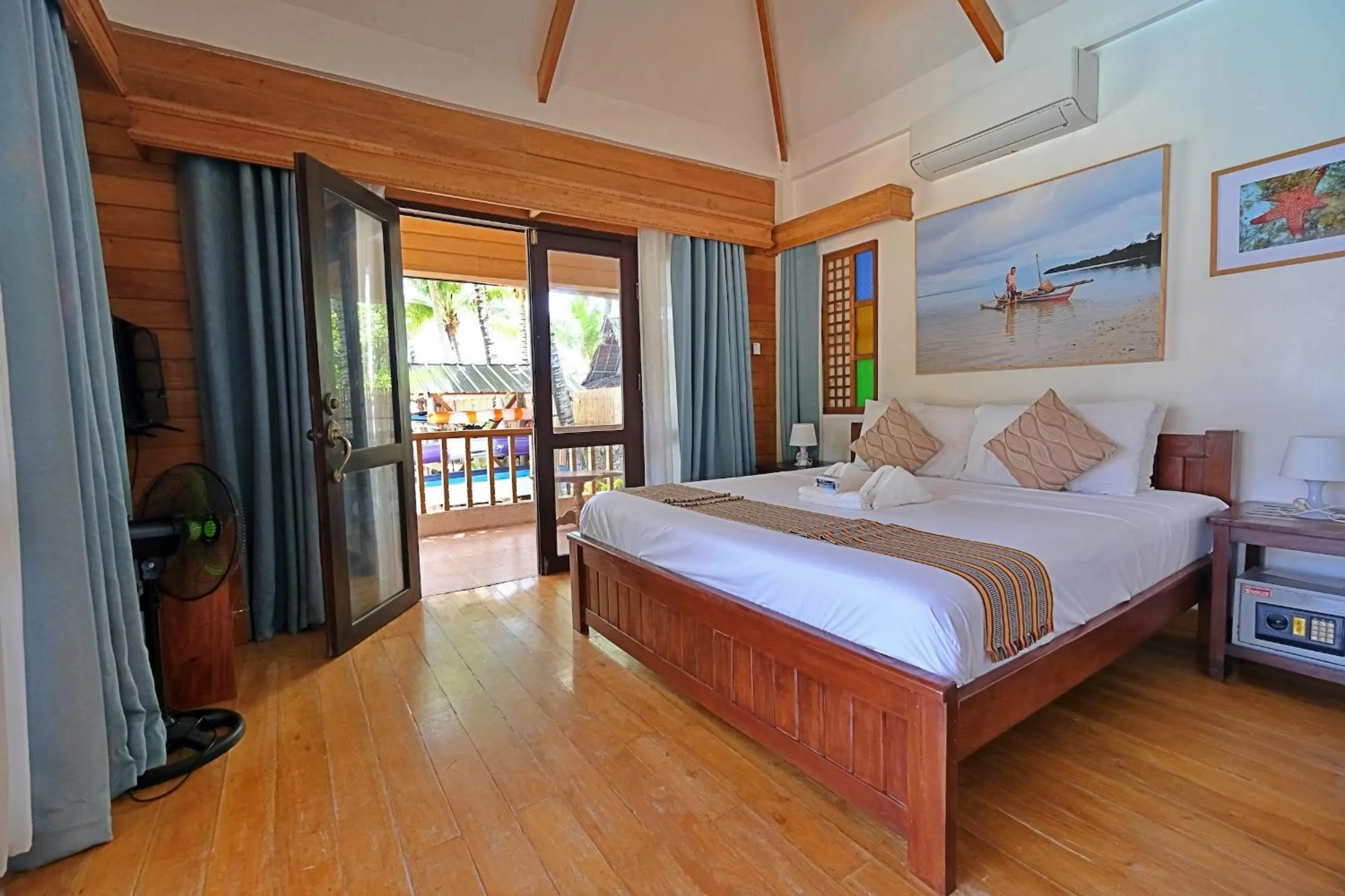 Photo of the whole room, Bed in White Villas Resort