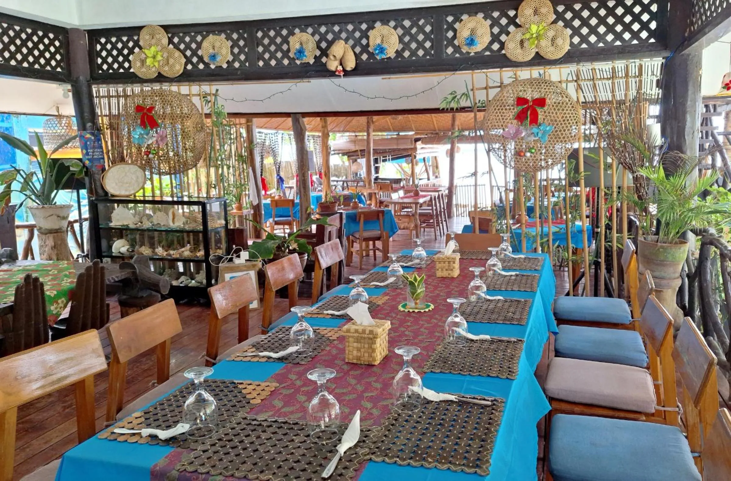 Restaurant/places to eat in White Villas Resort